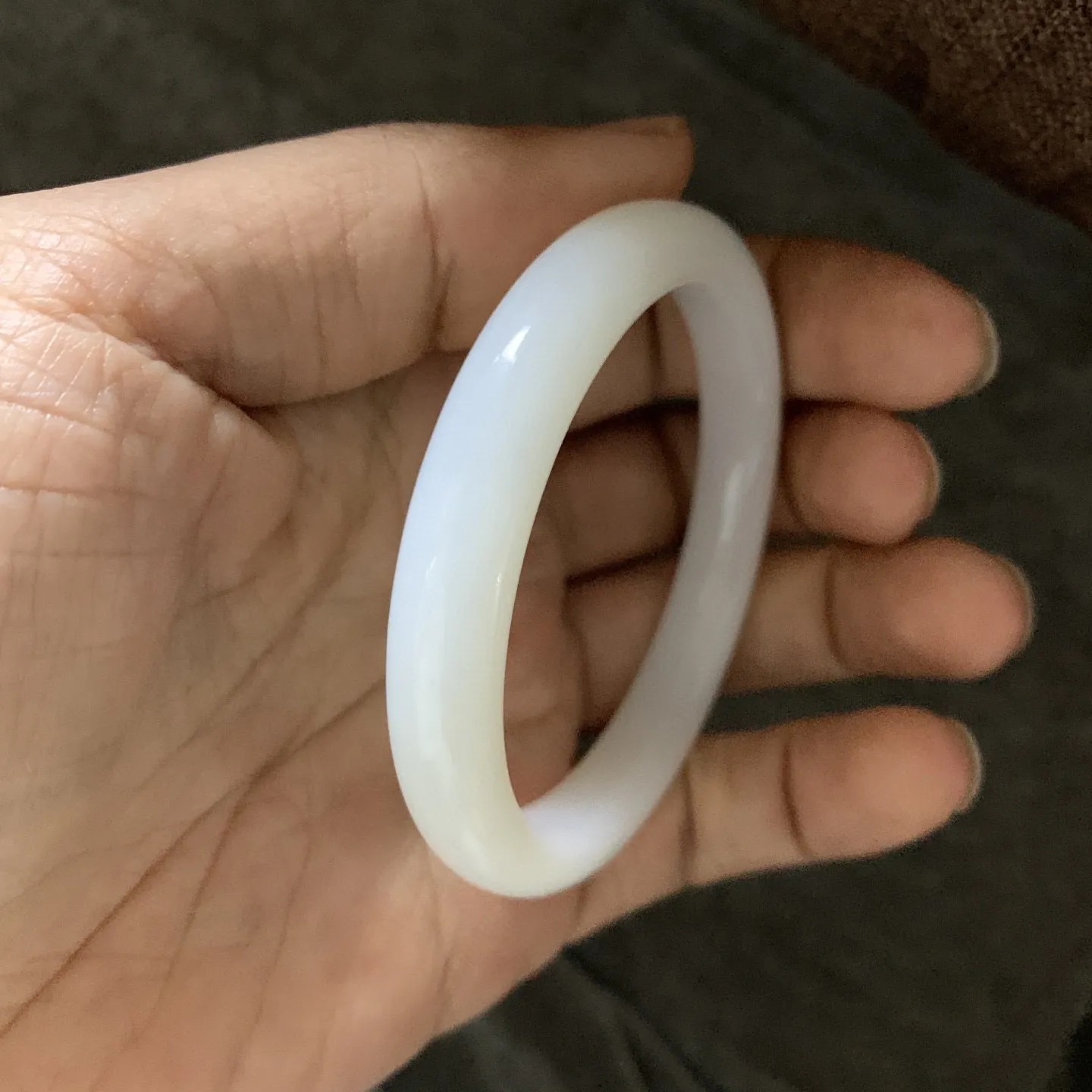 64圈口和田玉羊脂白玉手镯【挽间柔情】，镯型古朴典雅。在诗情画意的雨巷相遇，你是我腕间的一抹风情，有你眸有深情.清风荡漾湖间静水，我愿俯身低眉，在烟波涟漪处寻你。