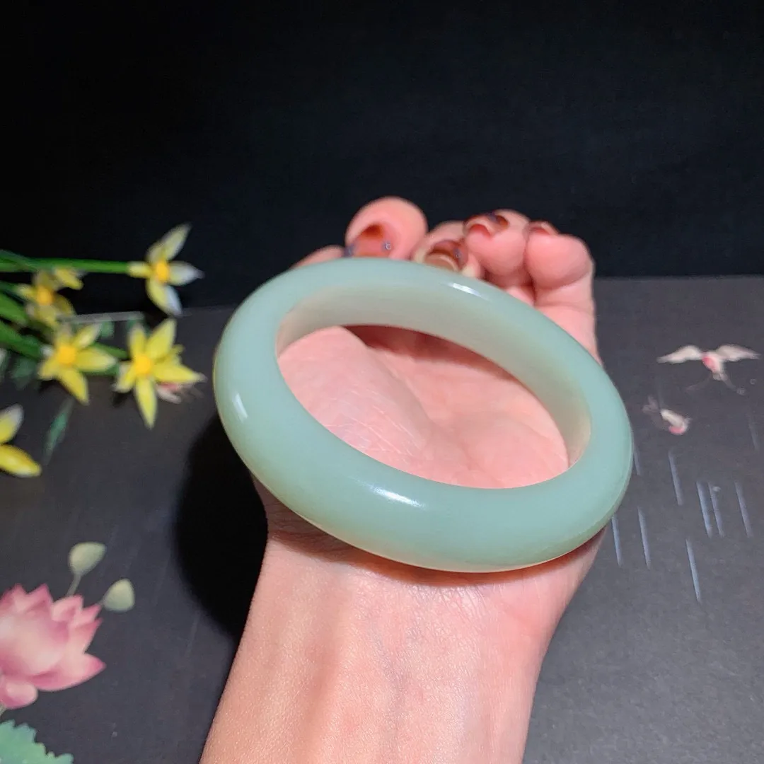 和田玉60圈口且末蓝手镯！玉质细腻油润 底色纯净 无裂无杂 脂粉好，品质高。