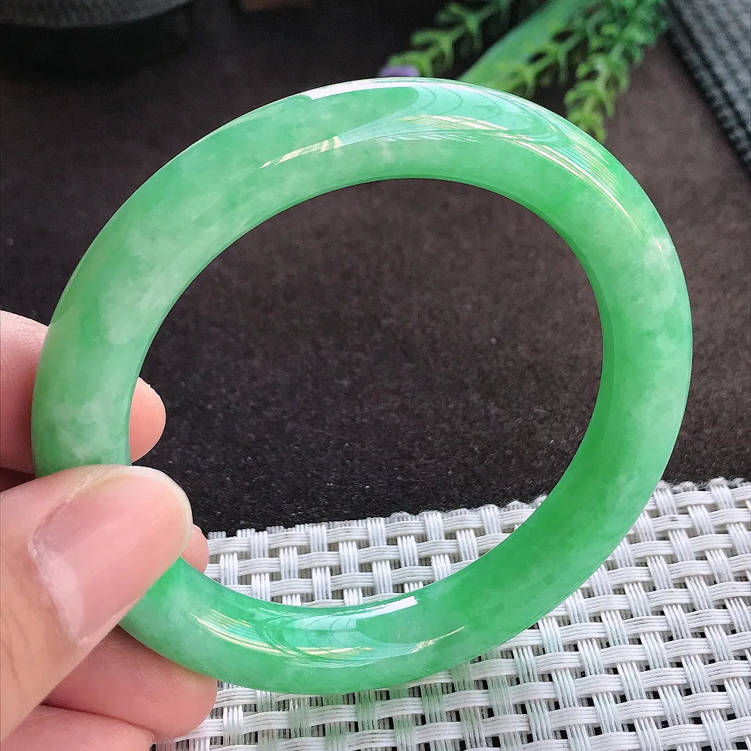 天然A货翡翠56/10.4/9.9老坑精美满绿阳绿圆条手镯玉手镯