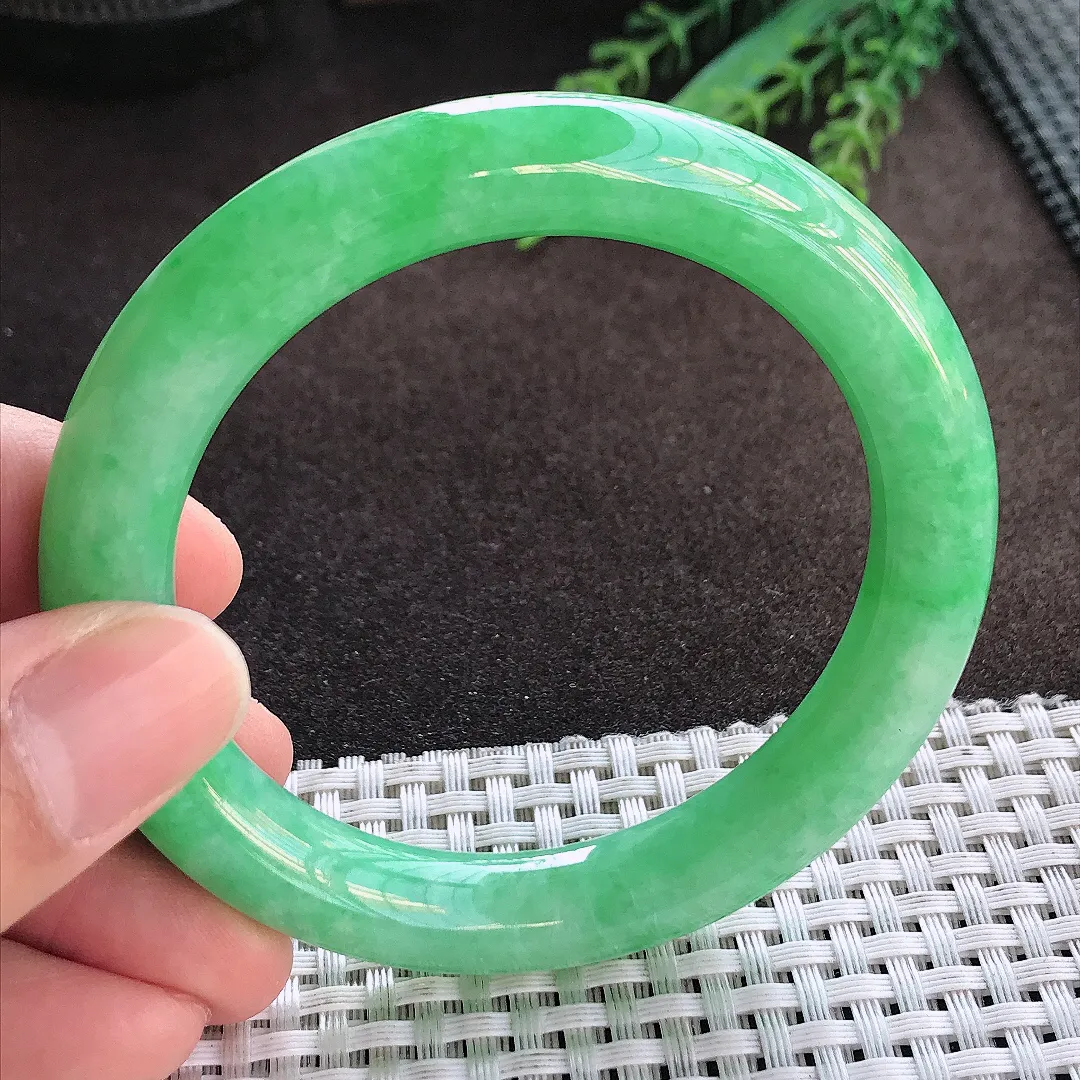 天然A货翡翠56/10.4/9.9老坑精美满绿阳绿圆条手镯玉手镯