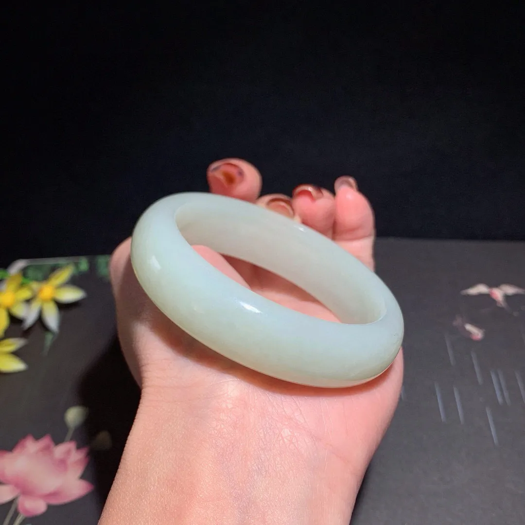 和田玉55圈口且末蓝手镯！玉质细腻油润 底色纯净 无裂无杂 脂粉好，品质高。