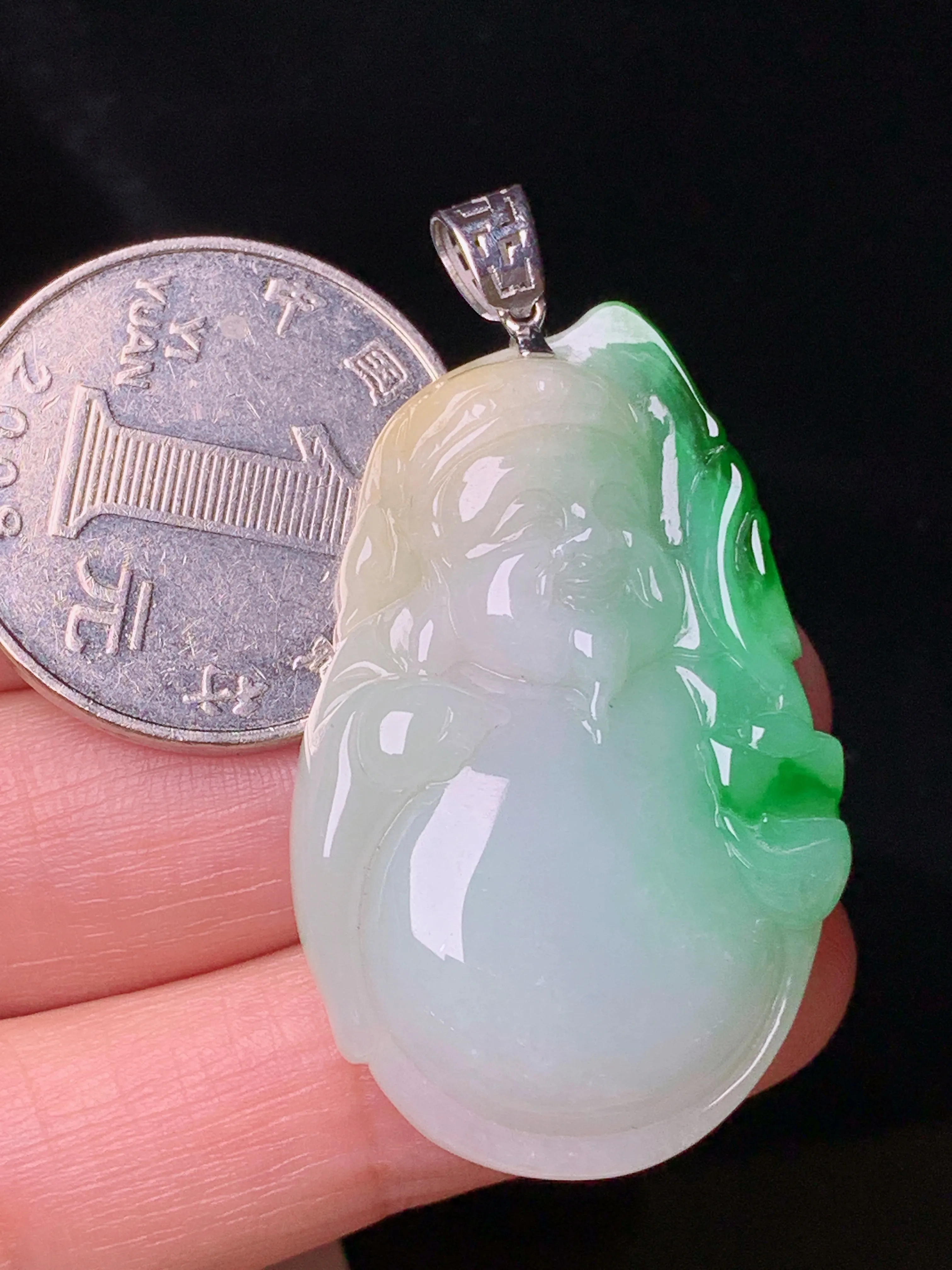 飘黄绿财神吊坠 玉质细腻 色泽艳丽清新 整体尺寸46.5*24.3*5.8