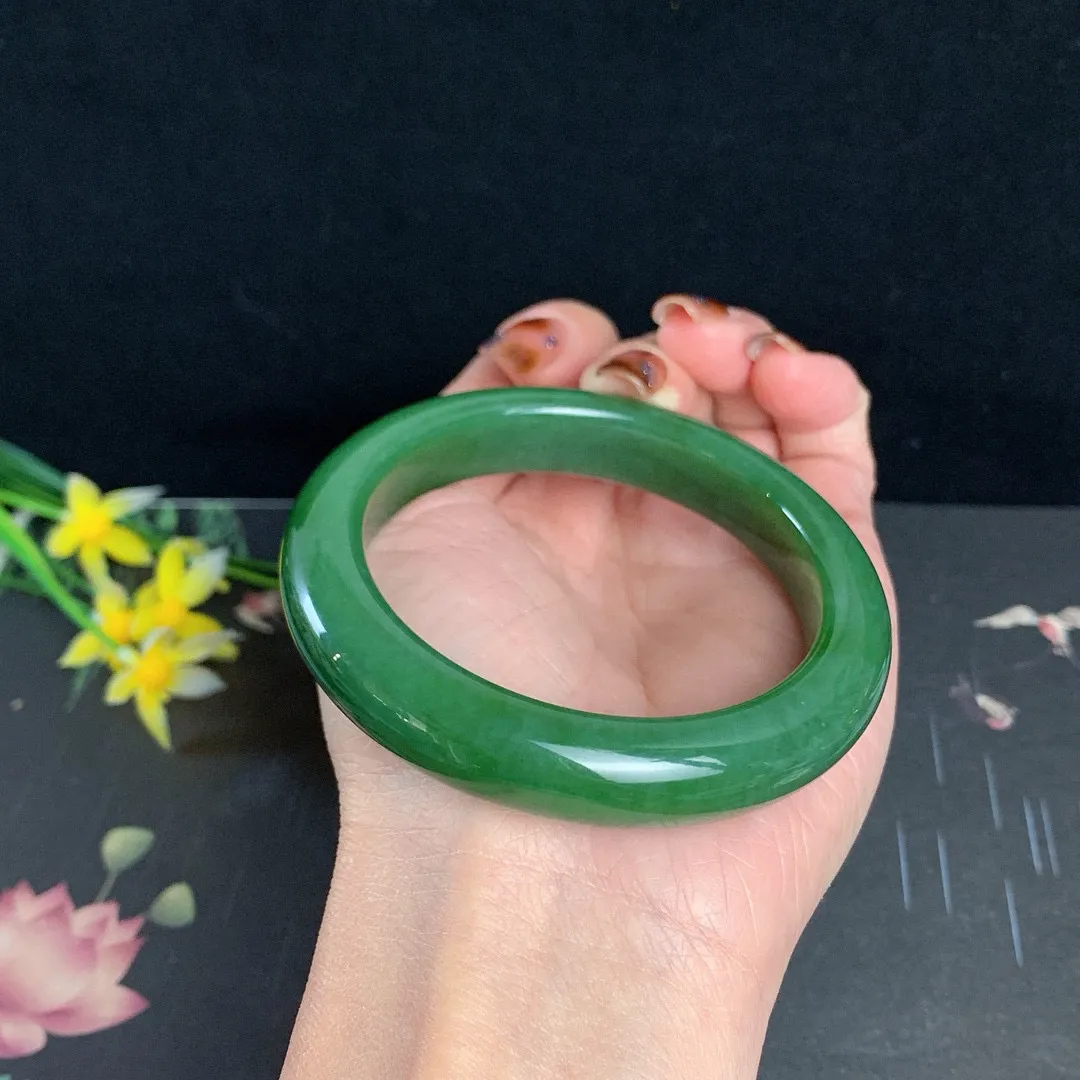 和田玉56圈口菠菜绿碧玉手镯！玉质细腻油润 底色纯净 无裂无黑 脂粉好，品质高