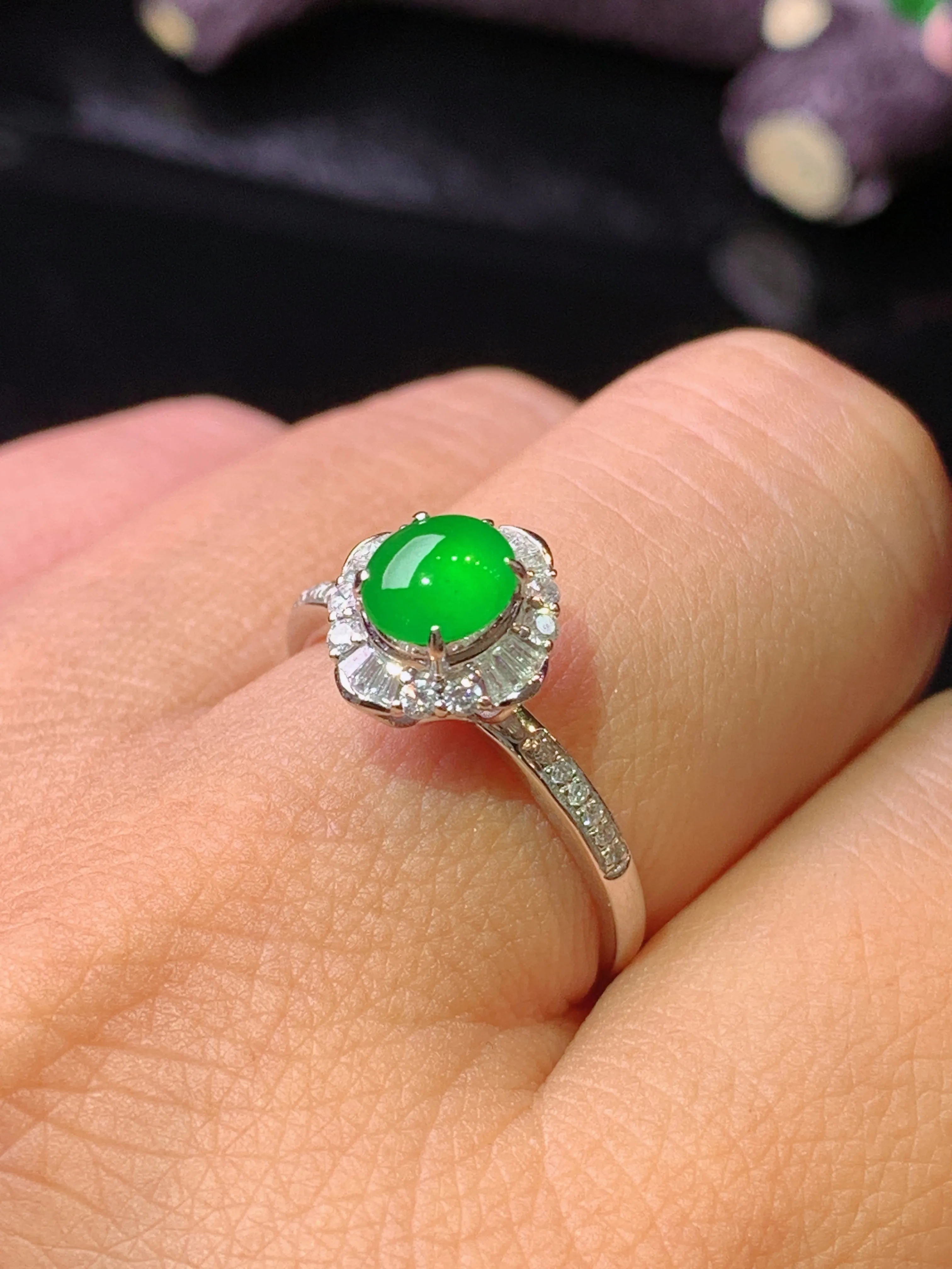 18k金钻镶嵌满绿蛋面戒指 玉质细腻 色泽艳丽清新 圈口14.5 整体尺寸10*9.3*9.3