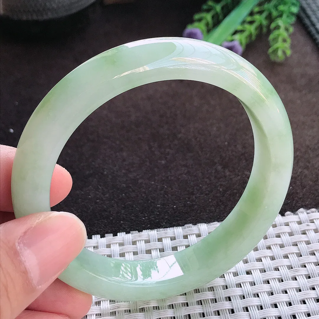 天然A货翡翠58/12.2/8.5老坑精美冰润飘绿手镯宽边玉手镯