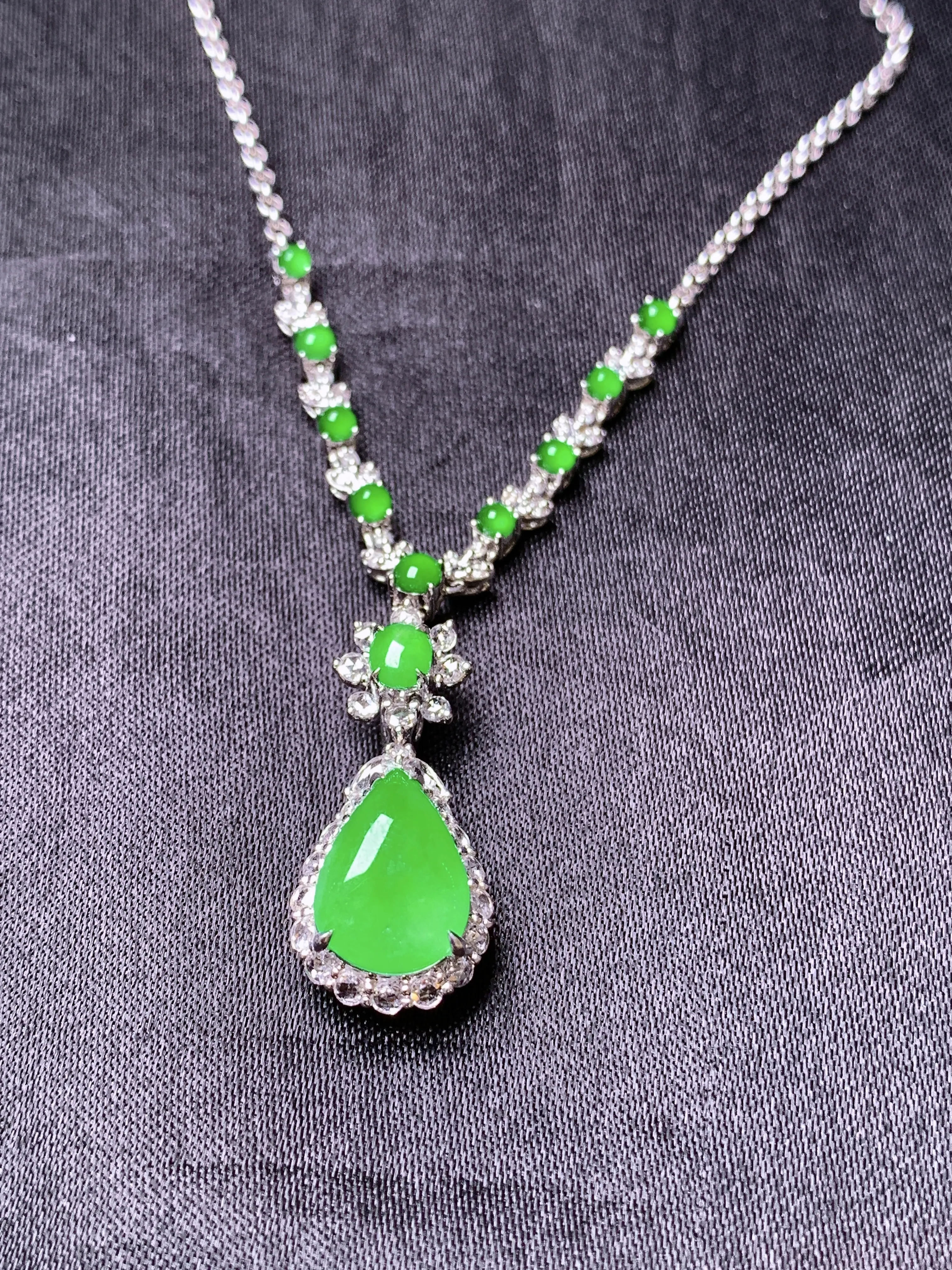18k金钻镶嵌满绿水滴项链玉质细腻 色泽艳丽清新 整体尺寸10*7.2*3