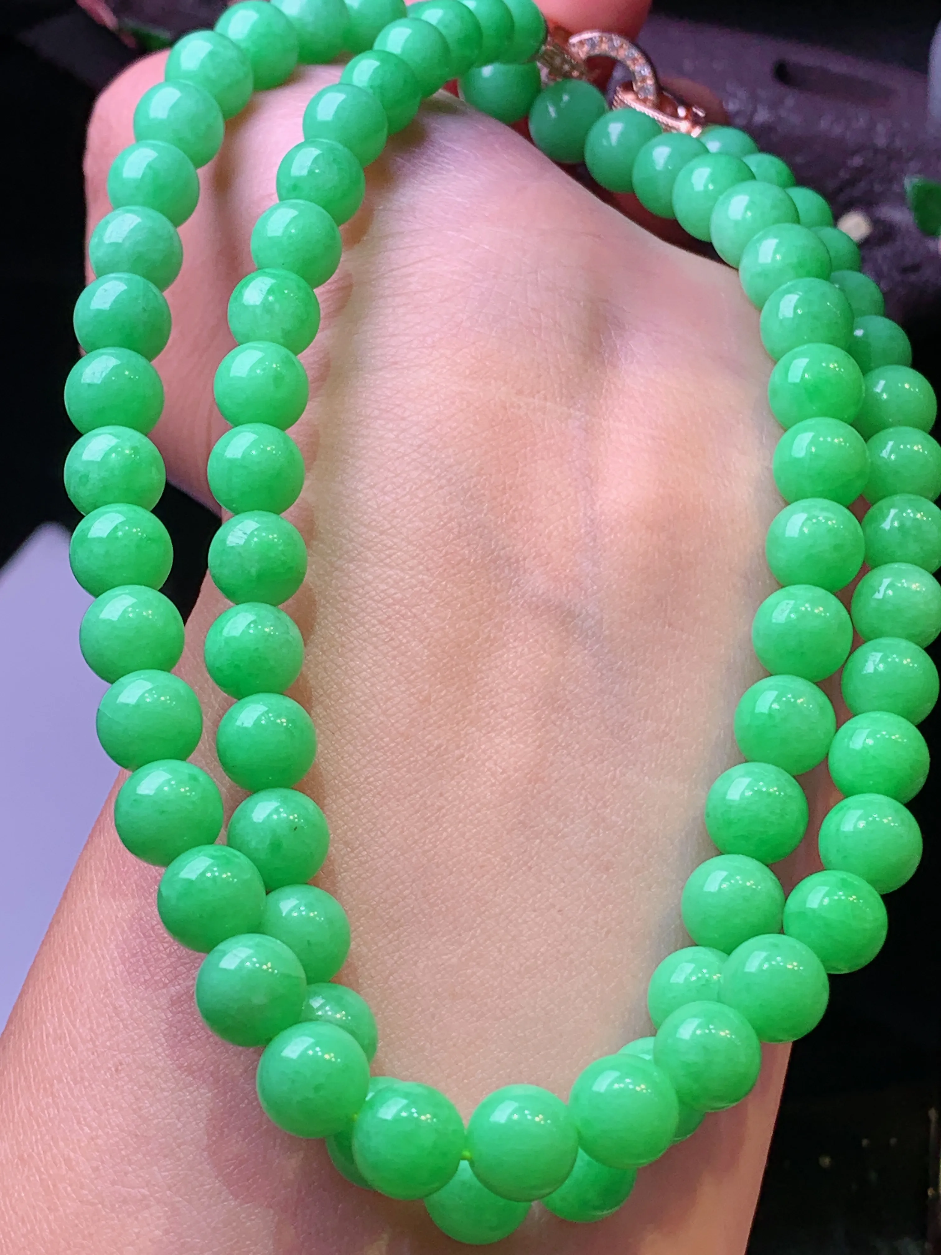 果绿圆珠项链 玉质细腻 色泽艳丽清新 整体尺寸7.8