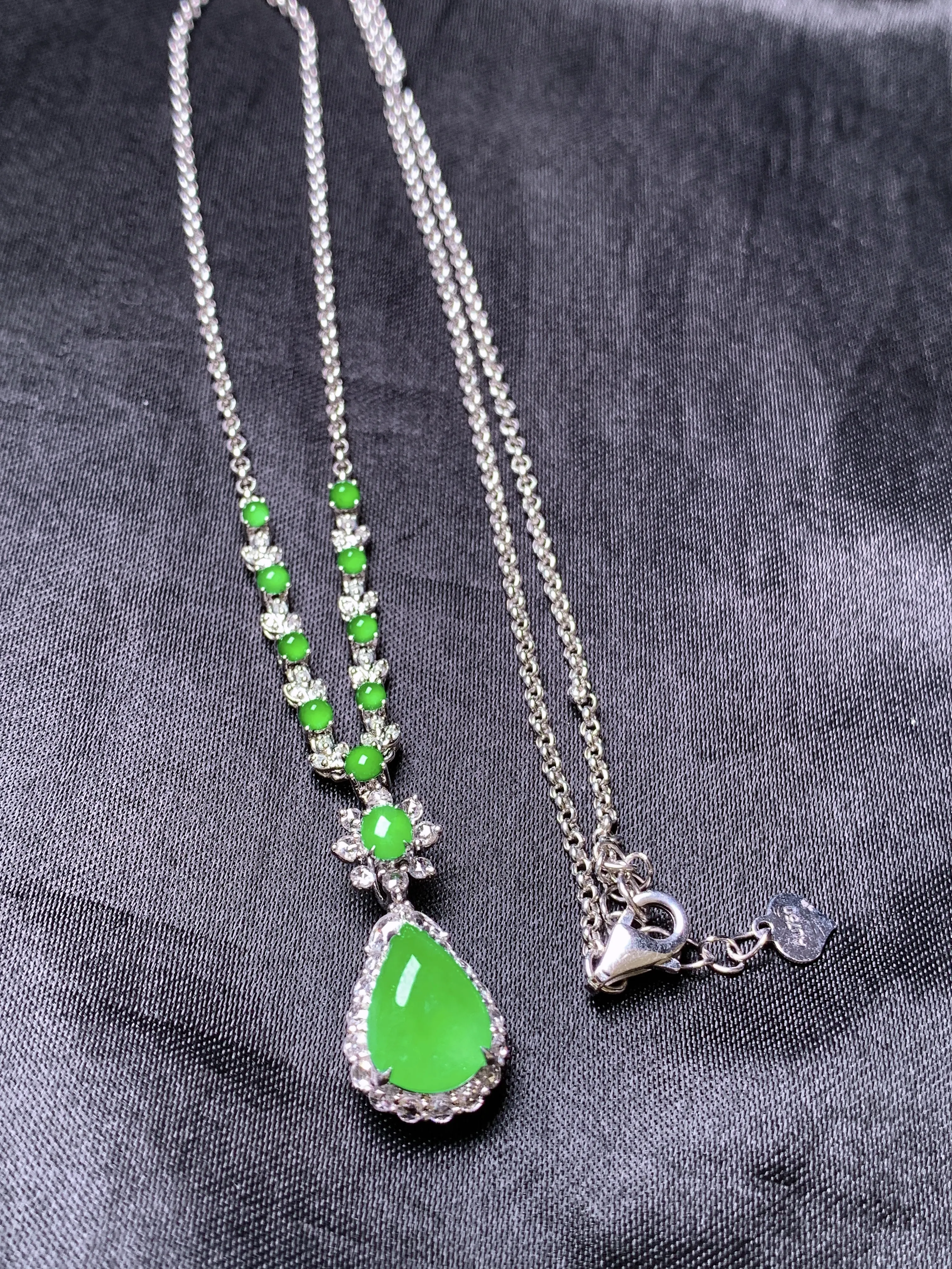 18k金钻镶嵌满绿水滴项链玉质细腻 色泽艳丽清新 整体尺寸10*7.2*3
