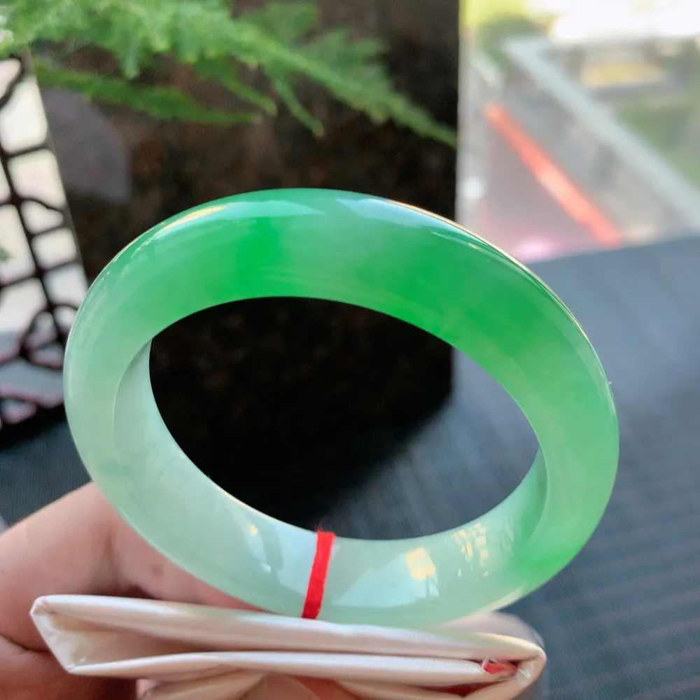 正圈高冰阳绿 无瑕 尺寸:53.8/13.6/8.9 种色俱佳 高品质