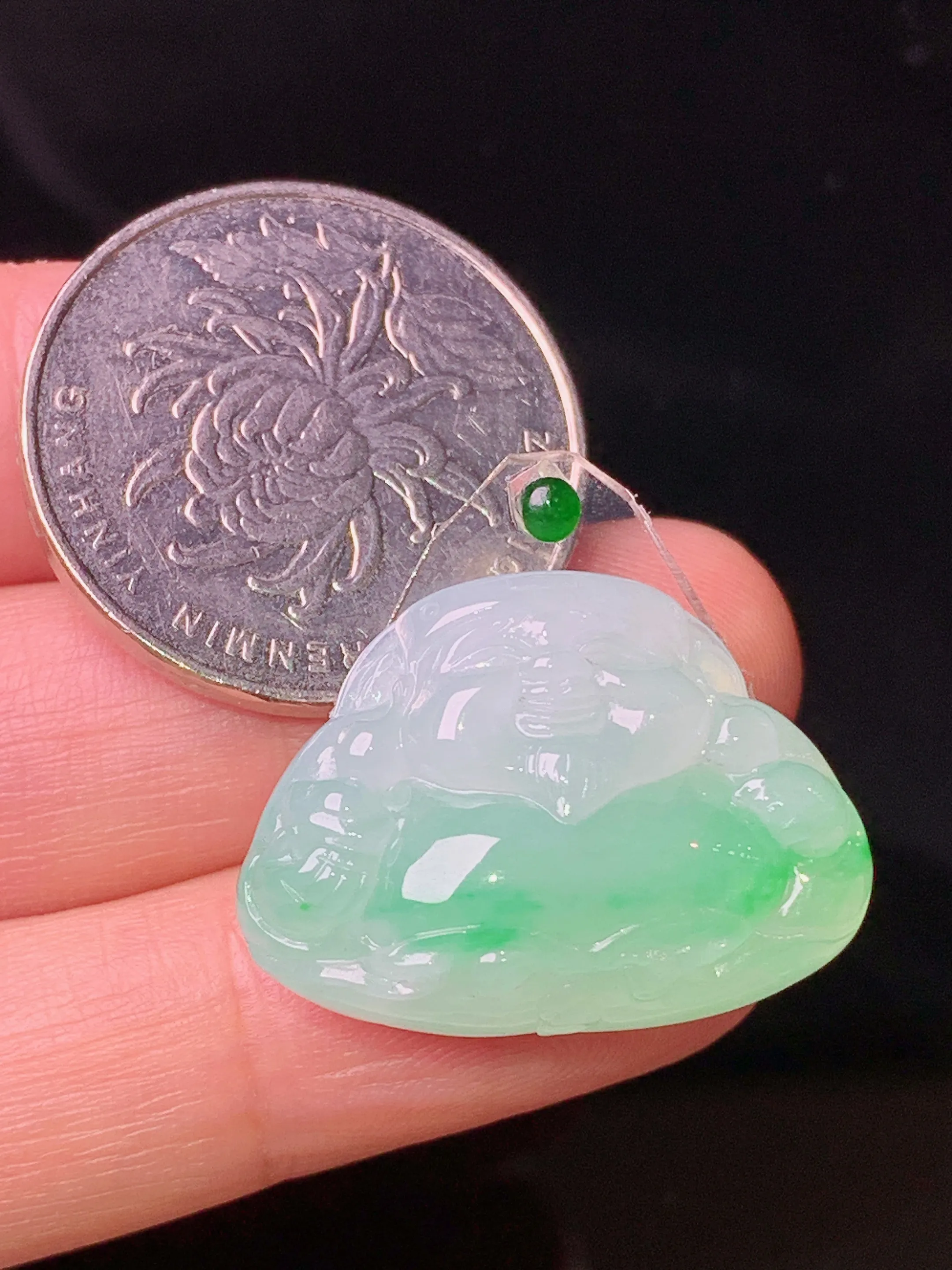 飘财神吊坠 玉质细腻 色泽艳丽清新 整体尺寸18.6*25.8*7