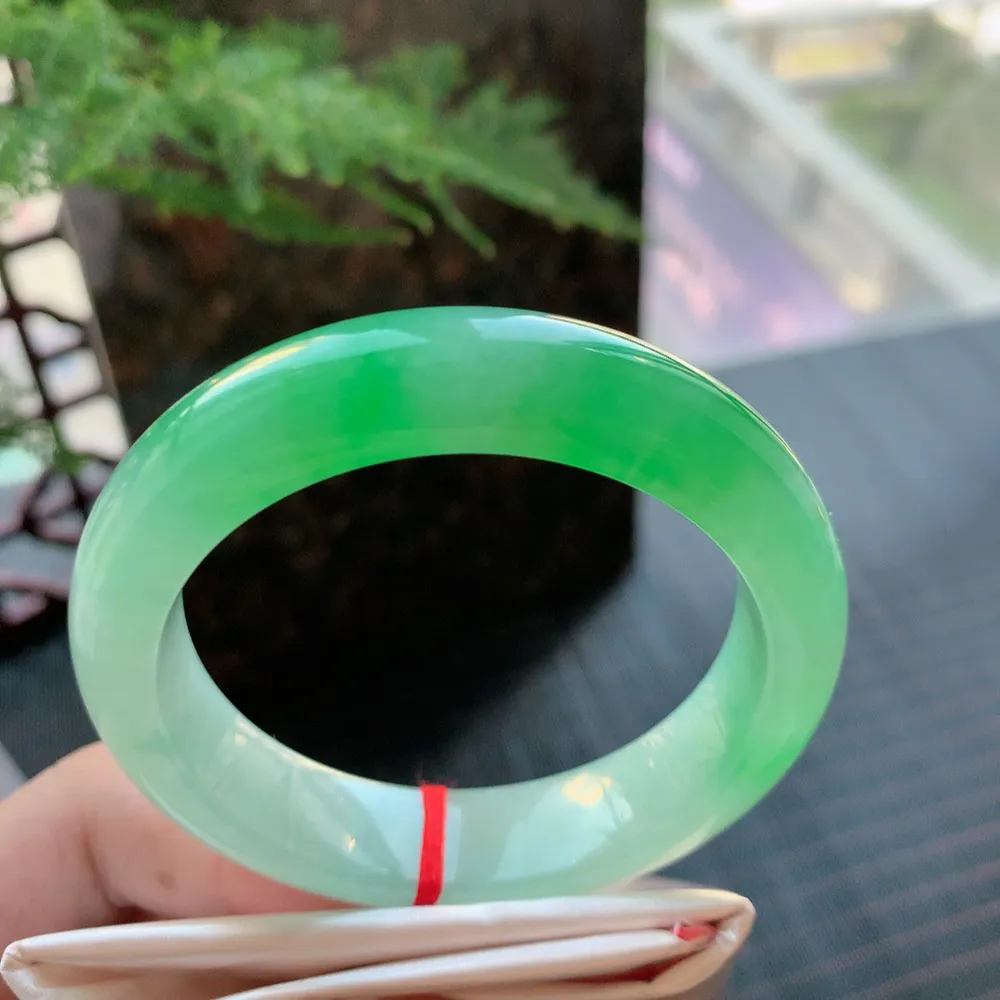 正圈高冰阳绿 无瑕 尺寸:53.8/13.6/8.9 种色俱佳 高品质