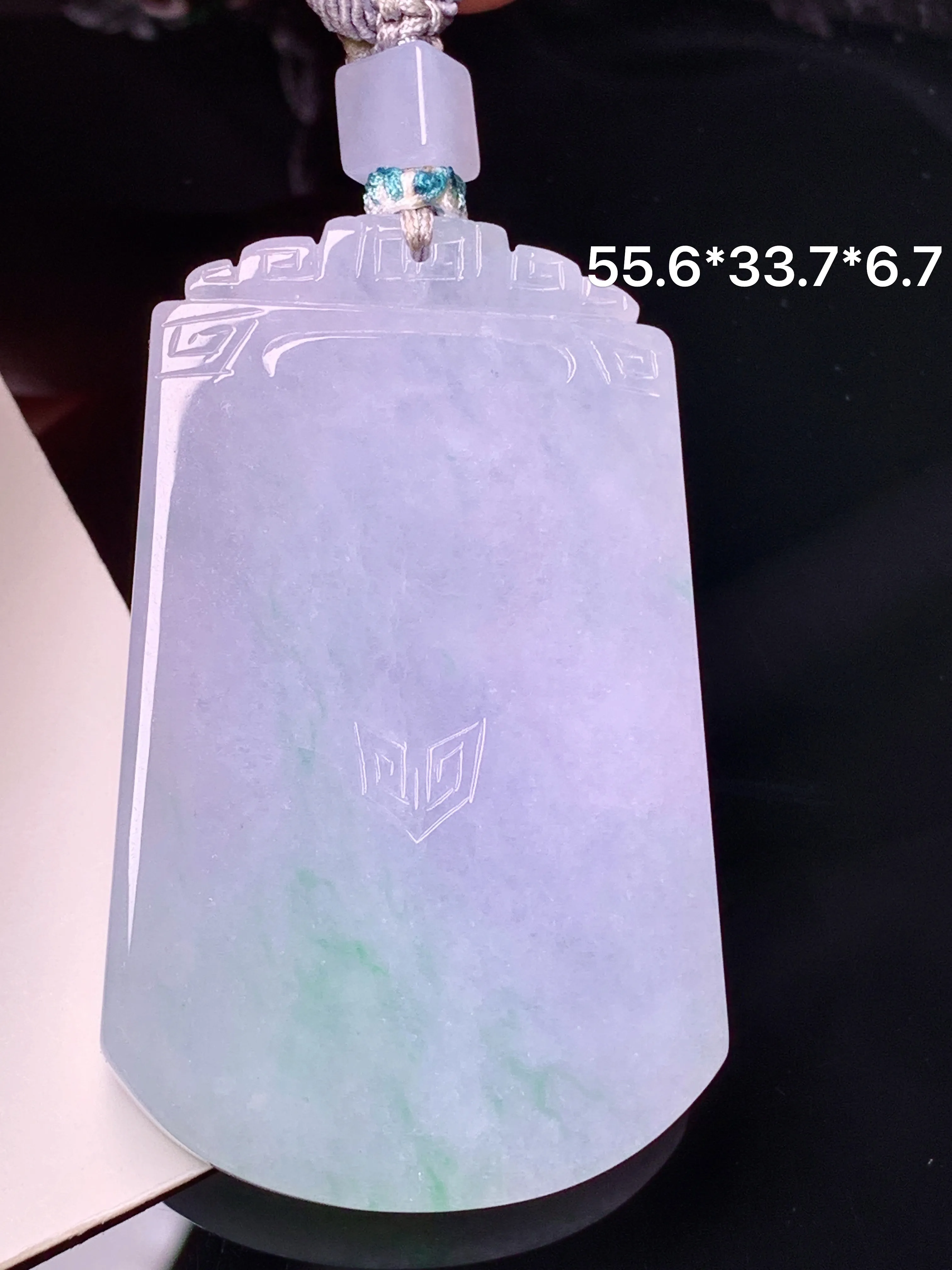 飘绿无事牌吊坠 玉质细腻 色泽艳丽清新 整体尺寸55.6*33.7*6.7