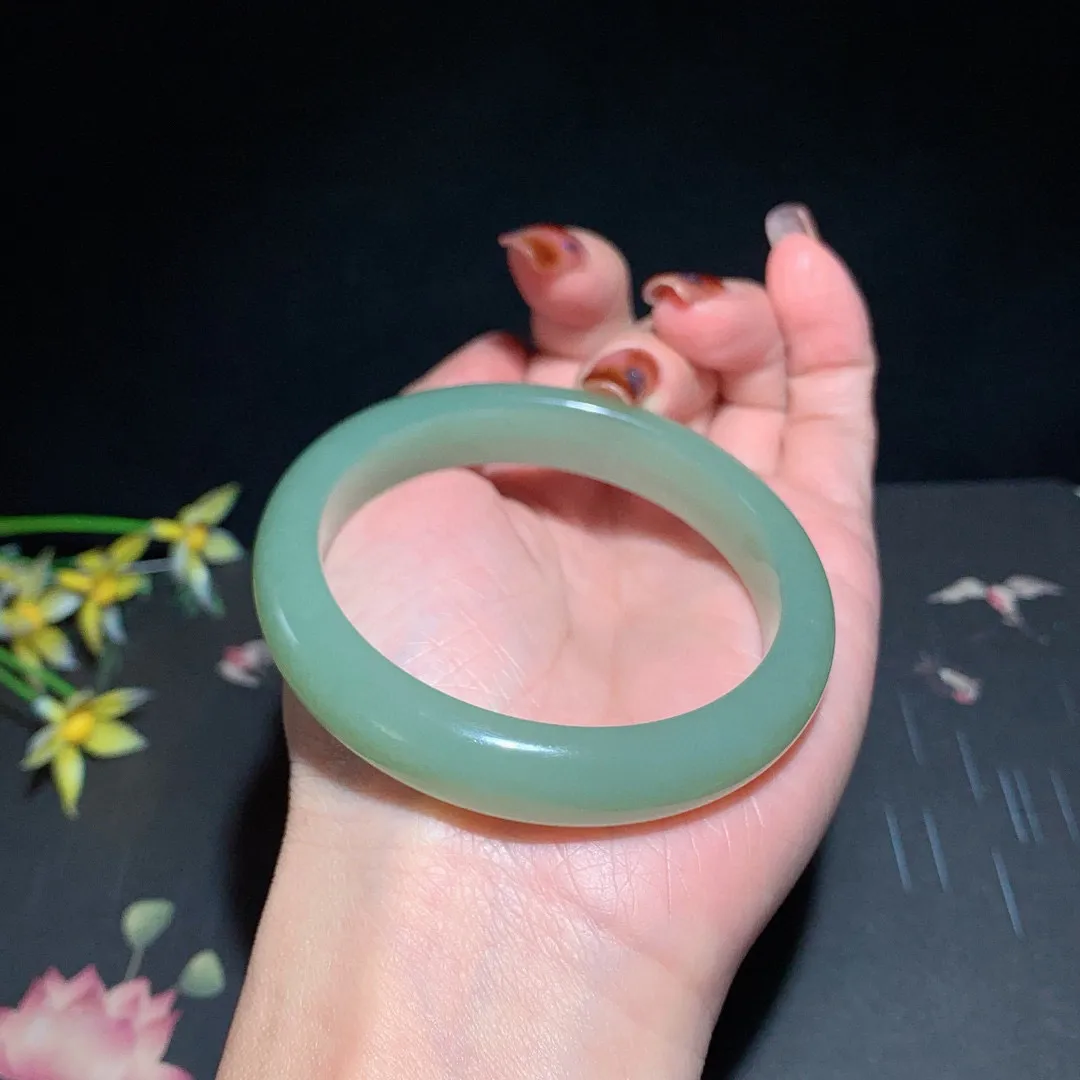 和田玉55圈口且末蓝手镯！玉质细腻油润 底色纯净 无裂无杂 脂粉好，品质高。