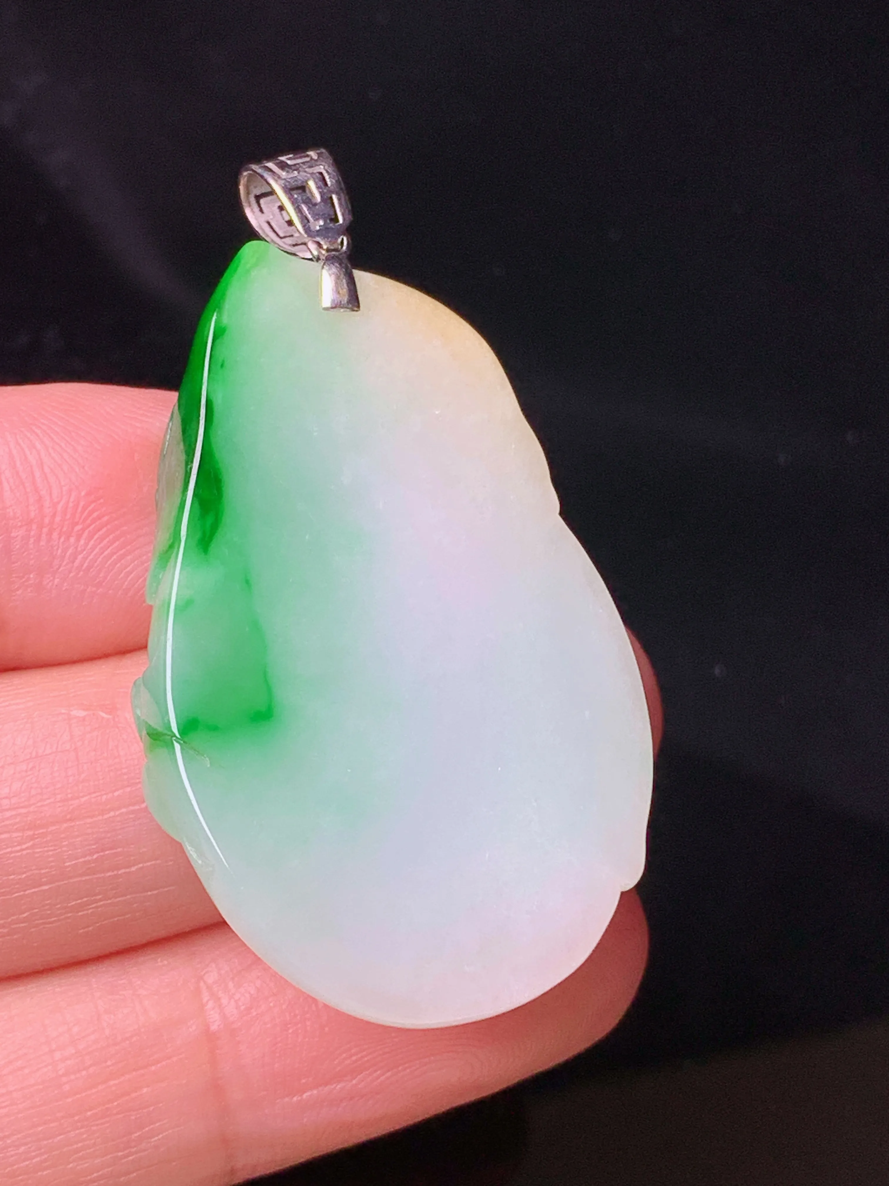 飘黄绿财神吊坠 玉质细腻 色泽艳丽清新 整体尺寸46.5*24.3*5.8