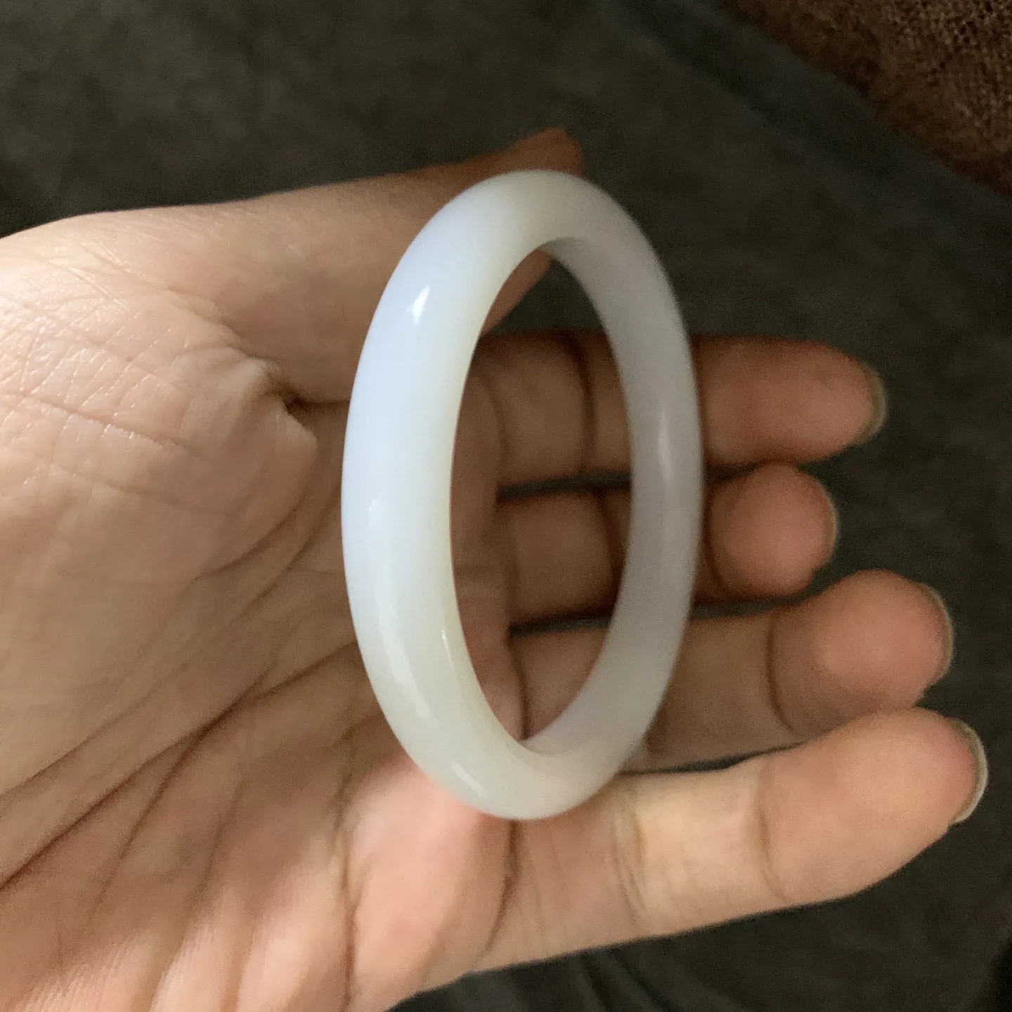 64圈口和田玉羊脂白玉手镯【挽间柔情】，镯型古朴典雅。在诗情画意的雨巷相遇，你是我腕间的一抹风情，有你眸有深情.清风荡漾湖间静水，我愿俯身低眉，在烟波涟漪处寻你。