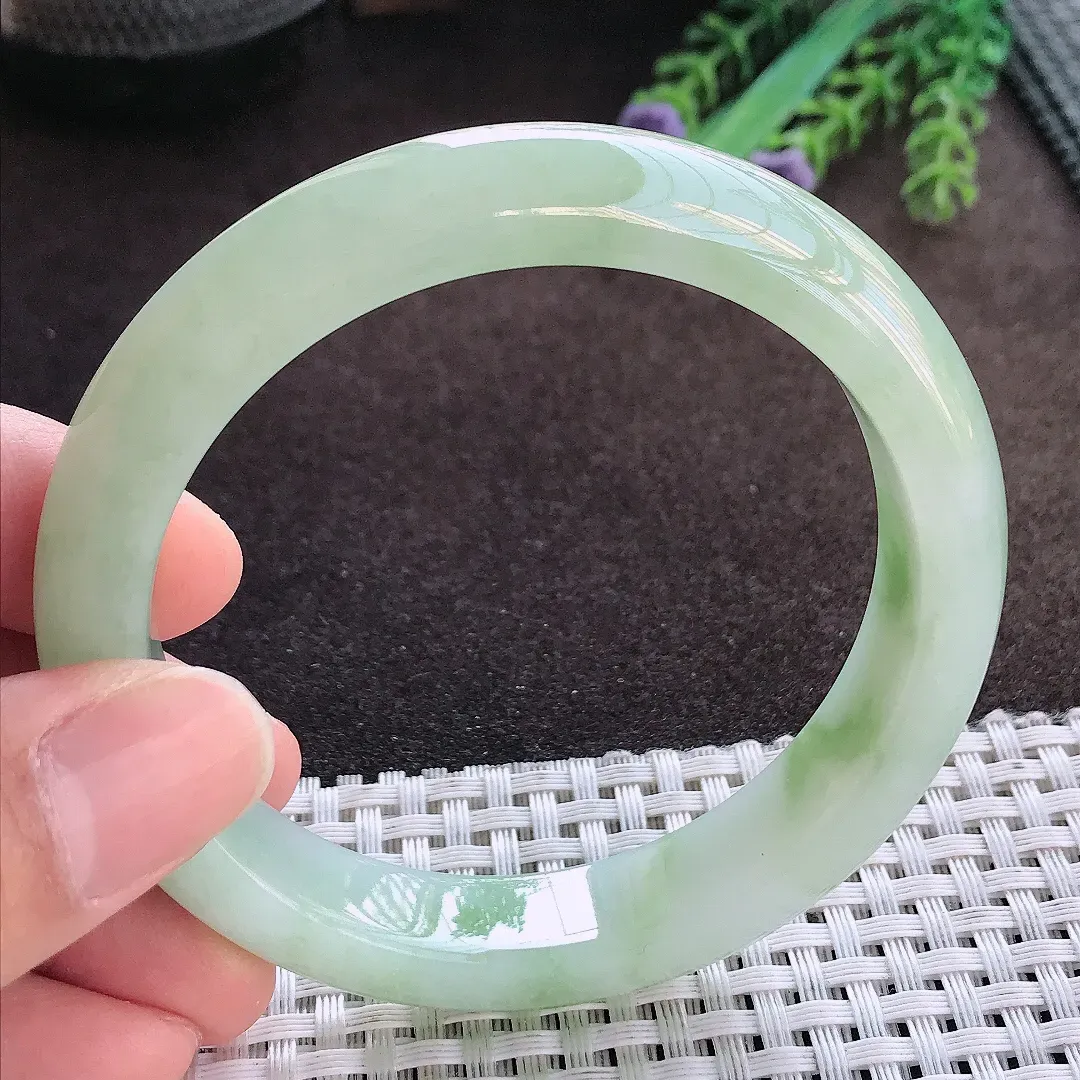 天然A货翡翠58/12.2/8.5老坑精美冰润飘绿手镯宽边玉手镯