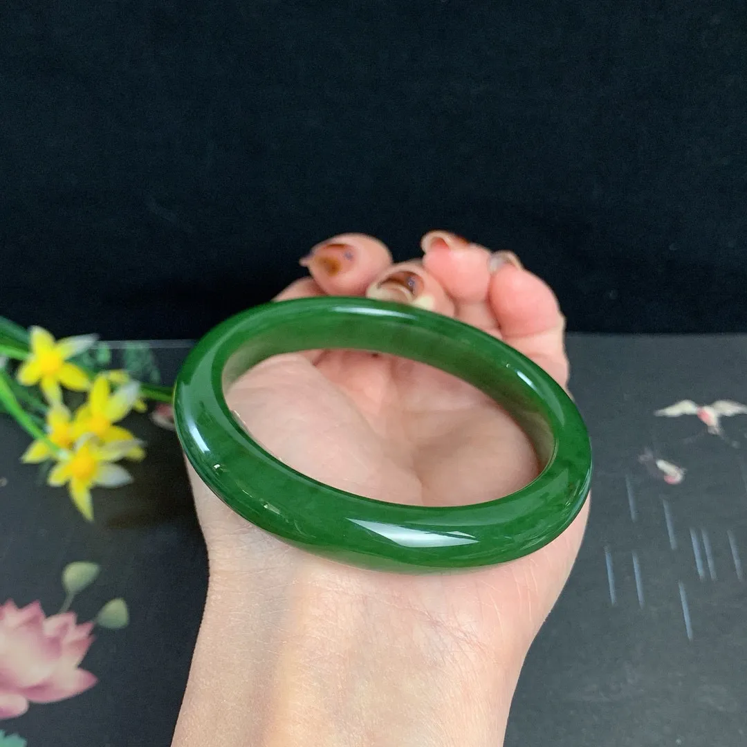 和田玉59圈口菠菜绿碧玉手镯！玉质细腻油润 底色纯净 无裂无杂 脂粉好，品质高