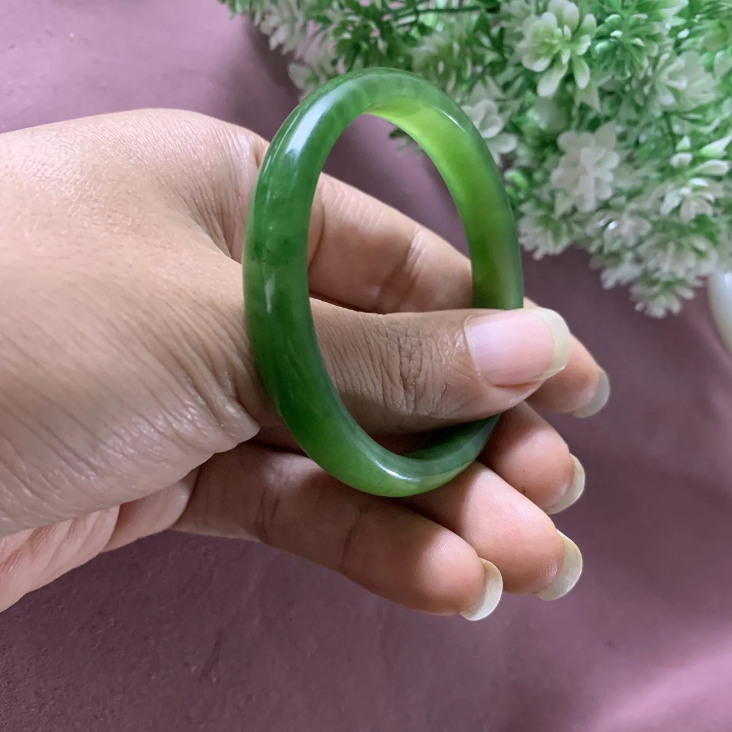 和田玉碧玉54.8圈口阳绿色手镯，圈口54.8宽10玉质特细腻油润，高脂粉，高品质，萦绕腕间时，古韵不失时尚，素雅不失品味，细腻光滑的触感，使人沉醉，气质高雅。