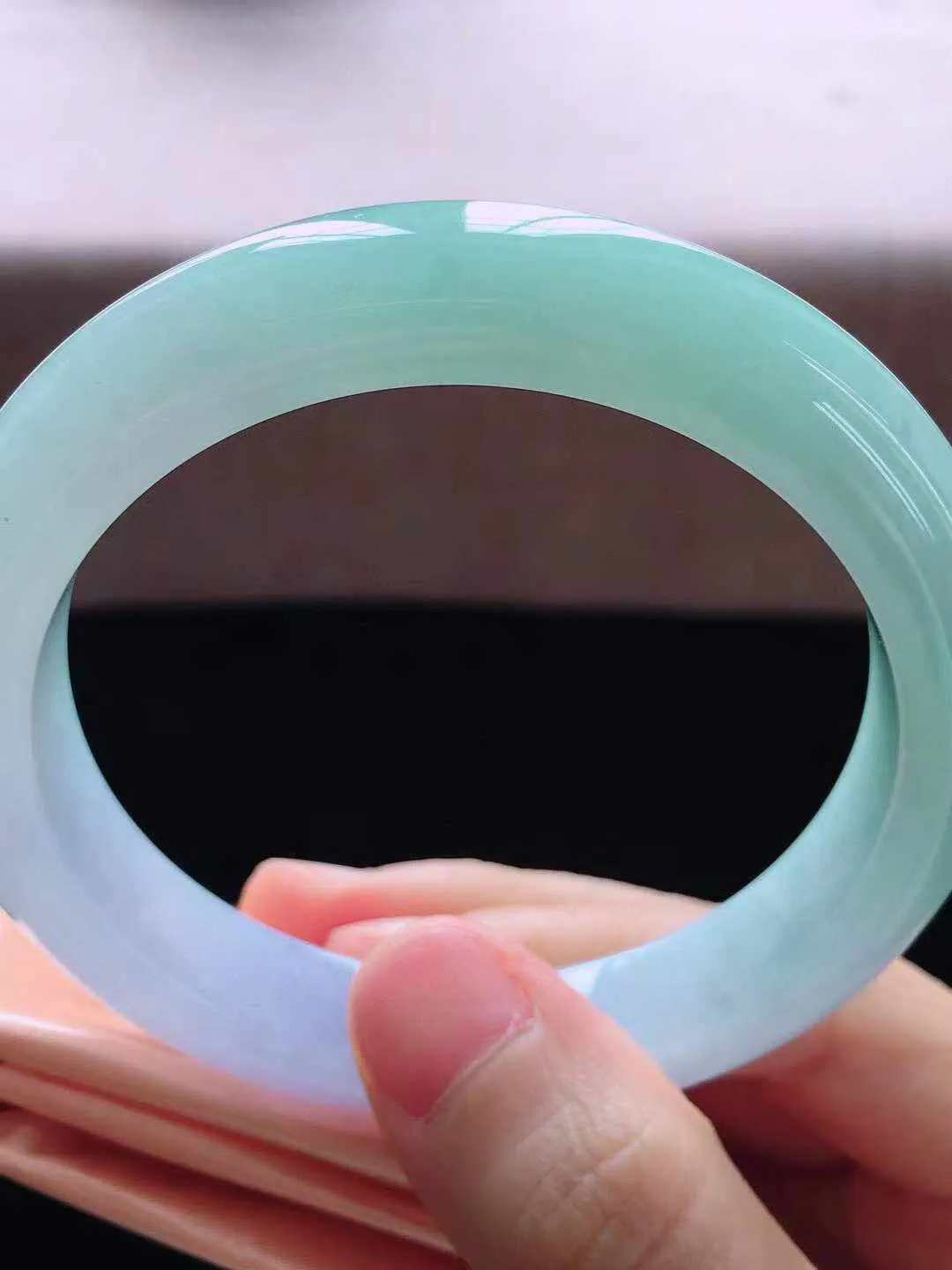 【翡翠名称】冰紫飘绿58.5正圈口翡翠手镯
【翡翠尺寸】58.5*11.6*8.5mm适合57.5-60正圈口佩戴
【翡翠描述】缅甸天然翡翠A货，种老水足，玉质细腻，色泽靓丽，性价比高，佩戴效果好！