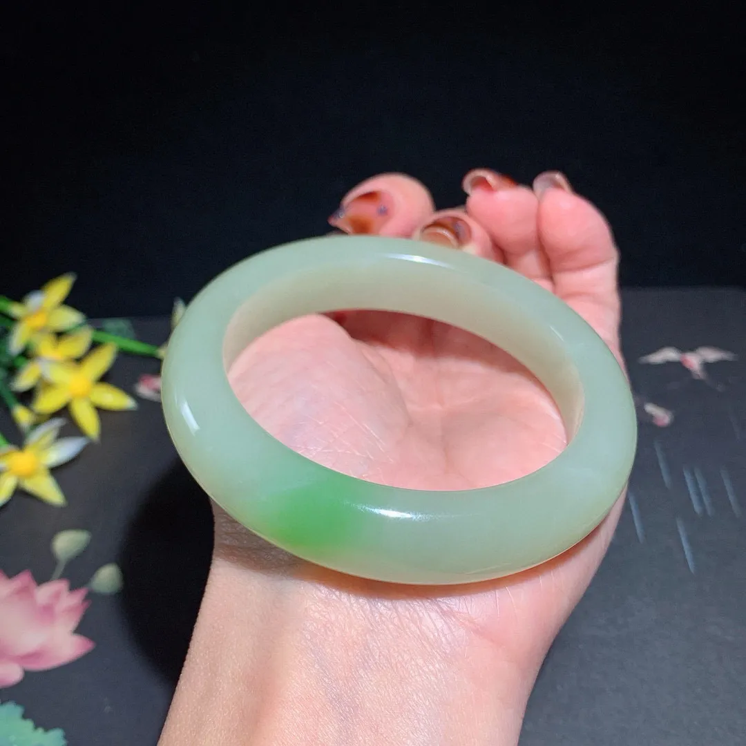 土豪款，和田玉59圈口翠青手镯！玉质细腻油润 底色纯净 无裂无杂 脂粉好，品质高