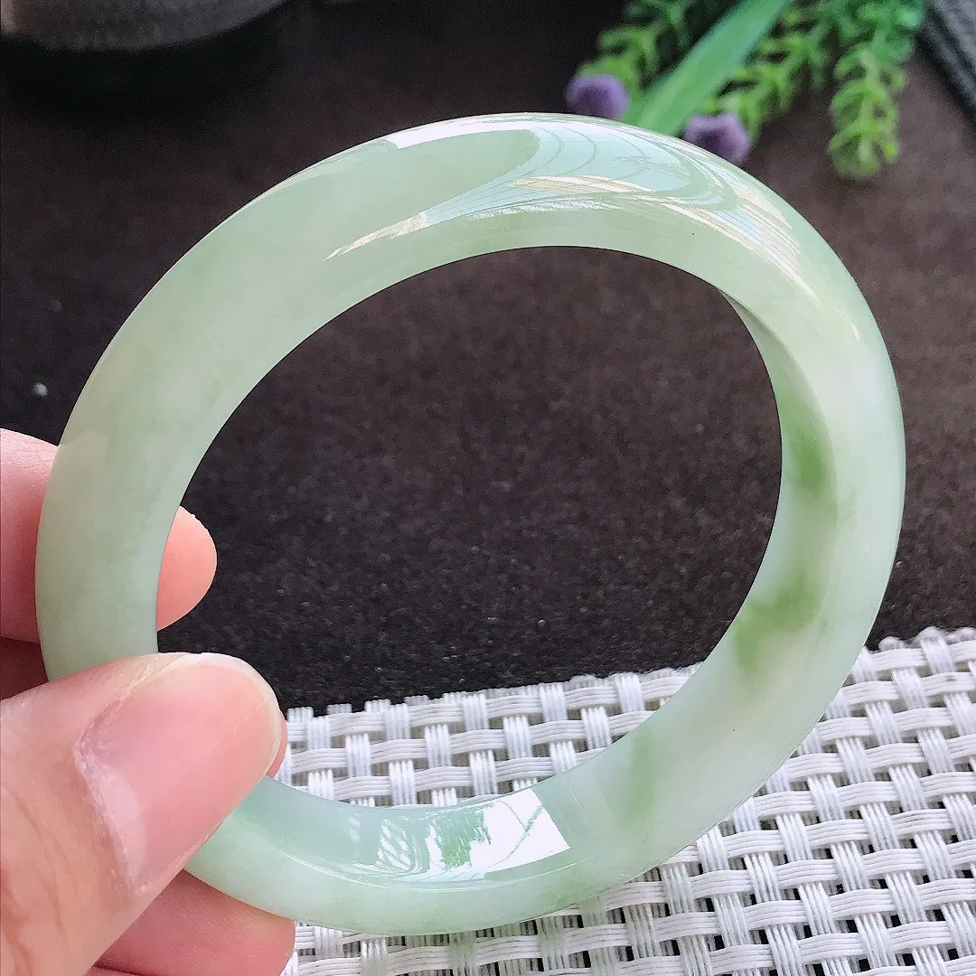 天然A货翡翠58/12.2/8.5老坑精美冰润飘绿手镯宽边玉手镯