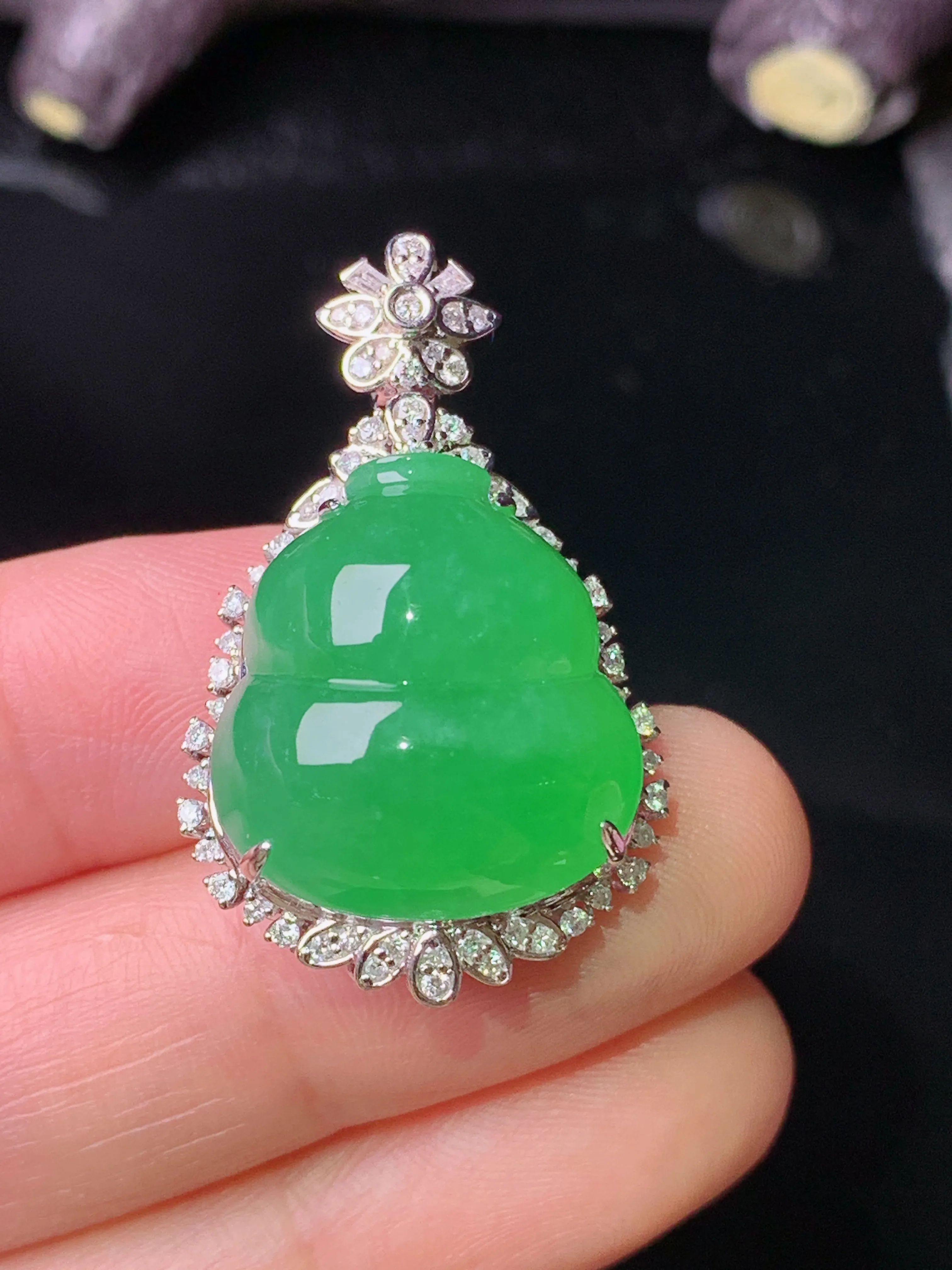 18k金钻镶嵌满绿葫芦吊坠 玉质细腻 色泽艳丽清新 整体尺寸32.8*20.2*14.8