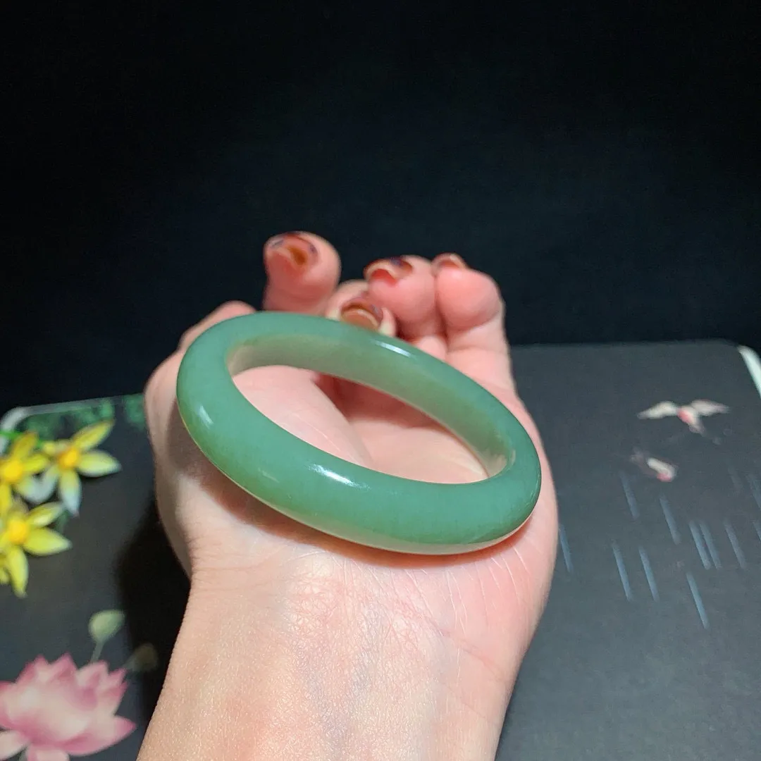 和田玉50.5圈口且末蓝手镯！圈口50.5宽11.5玉质细腻油润 底色纯净 无裂无杂 脂粉好，品质高。