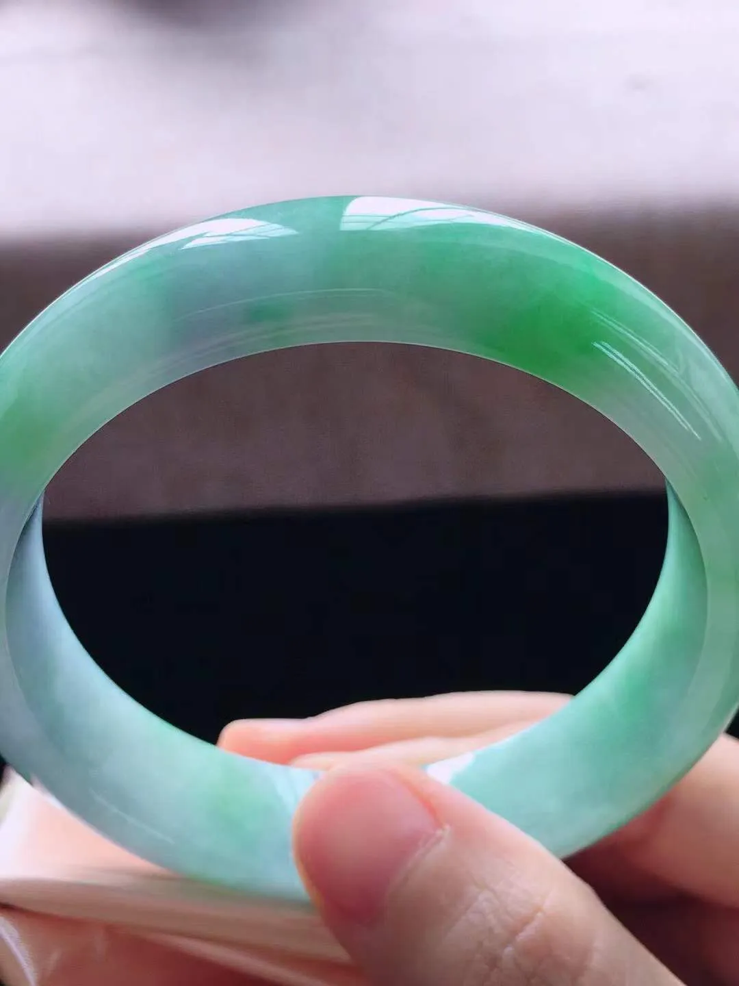 【翡翠名称】春彩飘绿58.6正圈口翡翠手镯
【翡翠尺寸】58.6*14.3*7.8mm适合57.6-60正圈口佩戴
【翡翠描述】缅甸天然翡翠A货，种老水足，玉质细腻，色泽靓丽，性价比高，佩戴效果好！