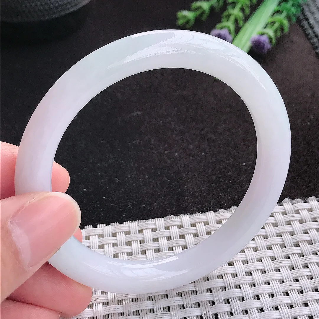 天然A货翡翠55.5/8.2/8.9老坑秀气冰润月光白圆条手镯玉手镯