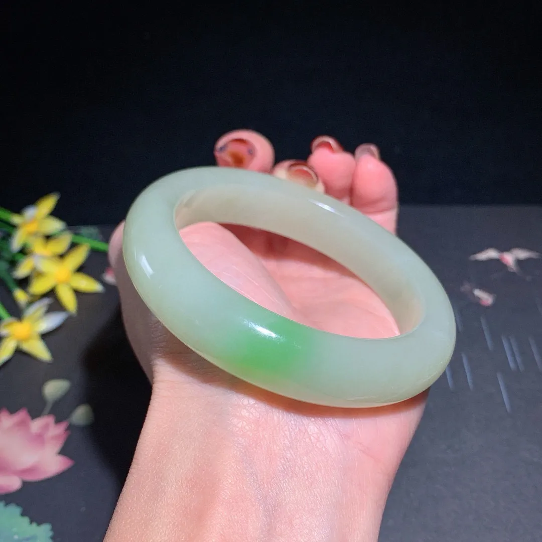 土豪款，和田玉59圈口翠青手镯！玉质细腻油润 底色纯净 无裂无杂 脂粉好，品质高