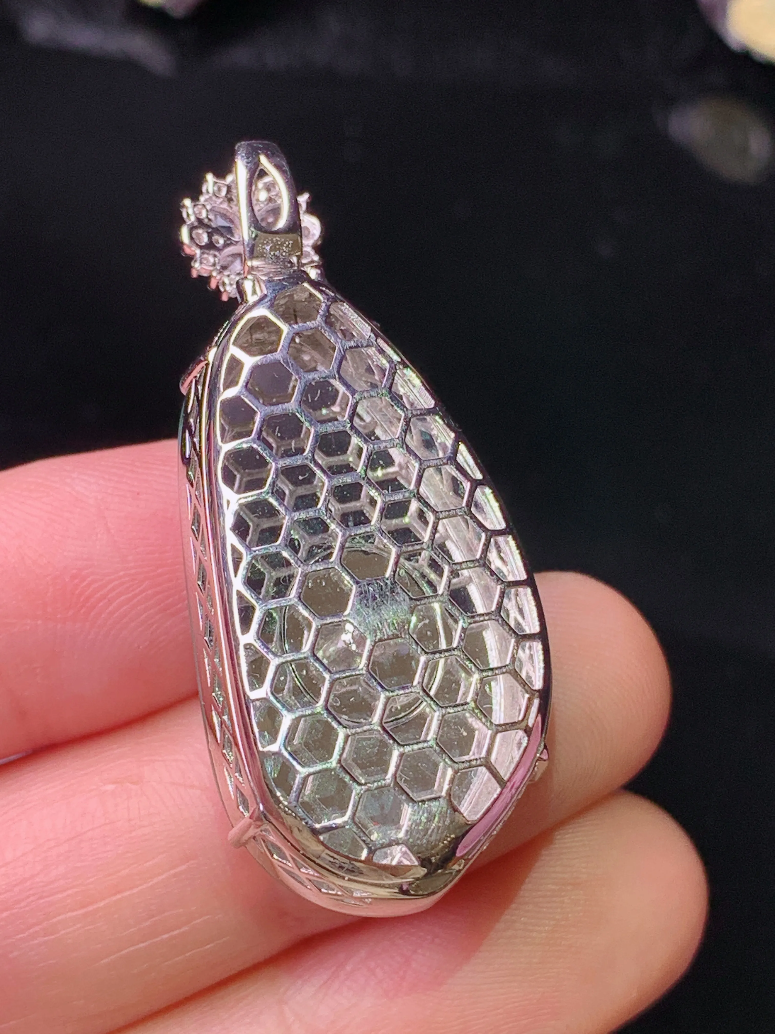 18k金钻镶嵌翠绿四季豆吊坠 玉质细腻 色泽艳丽清新 整体尺寸40*17.2*12