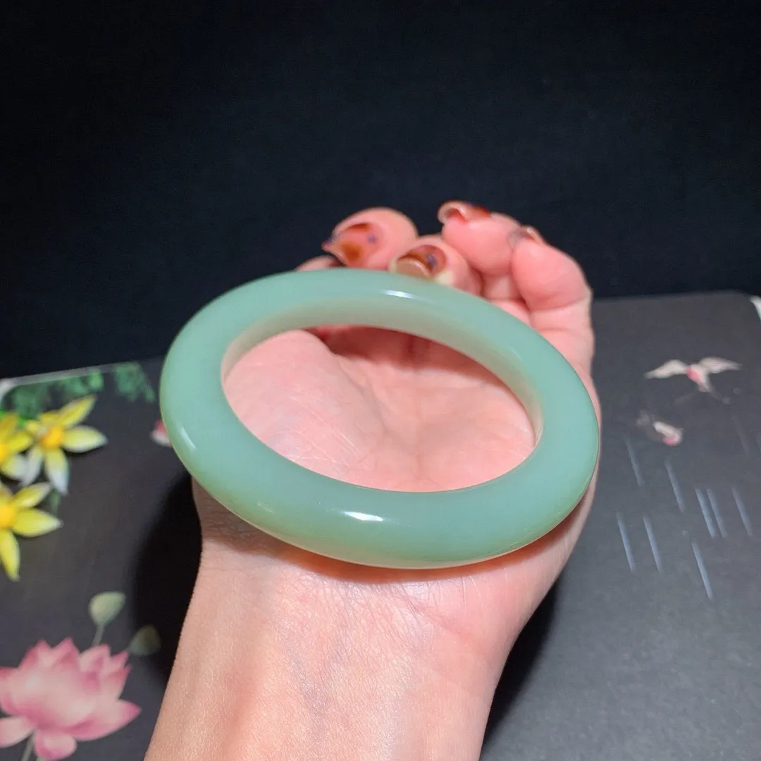 和田玉57圈口且末蓝手镯！玉质细腻油润 底色纯净 无裂无杂 脂粉好，品质高。