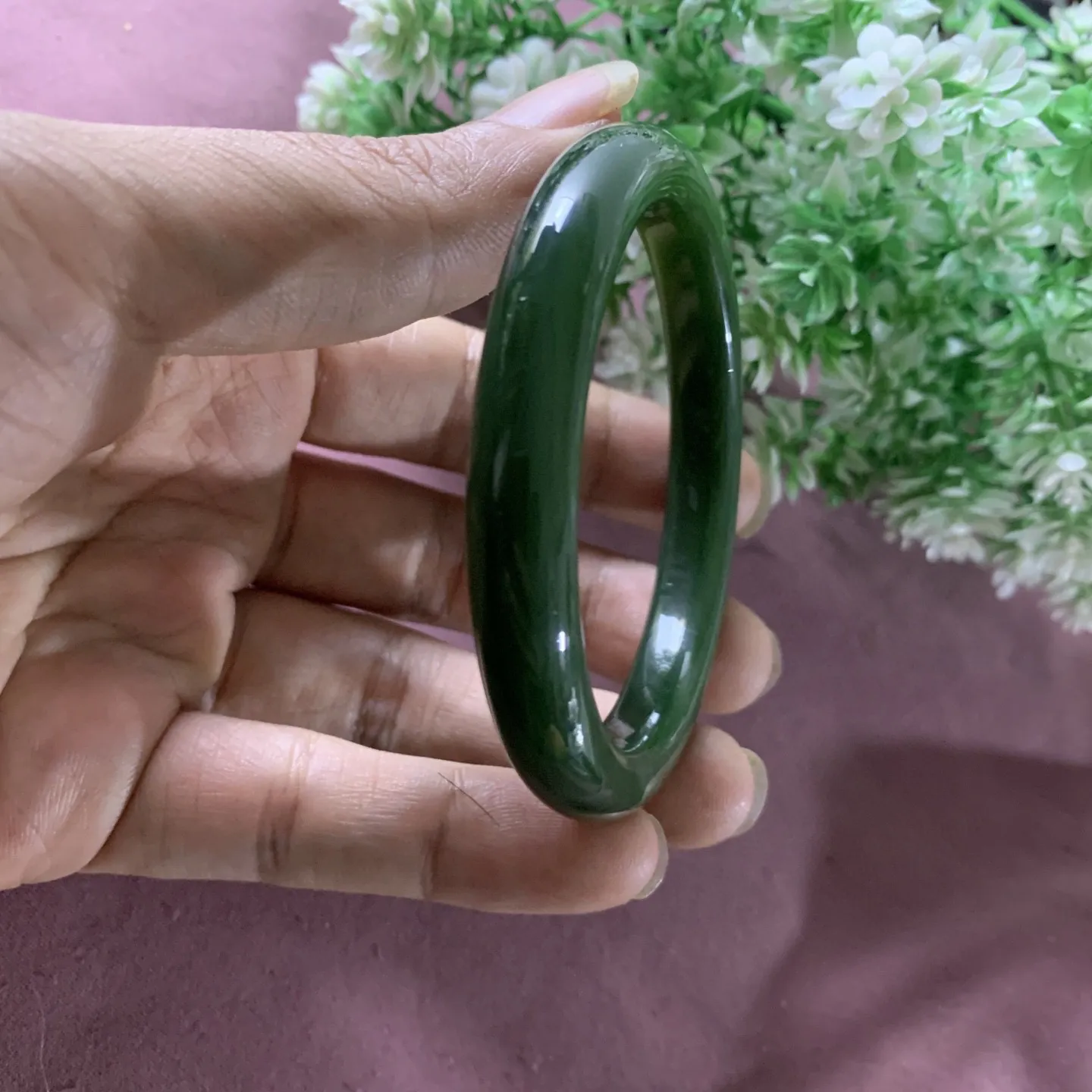 和田玉碧玉58圈口菠菜绿手镯！圈口58宽10重41.1克，玉质细腻油润 底色纯净 无裂无杂 脂粉好，品质好