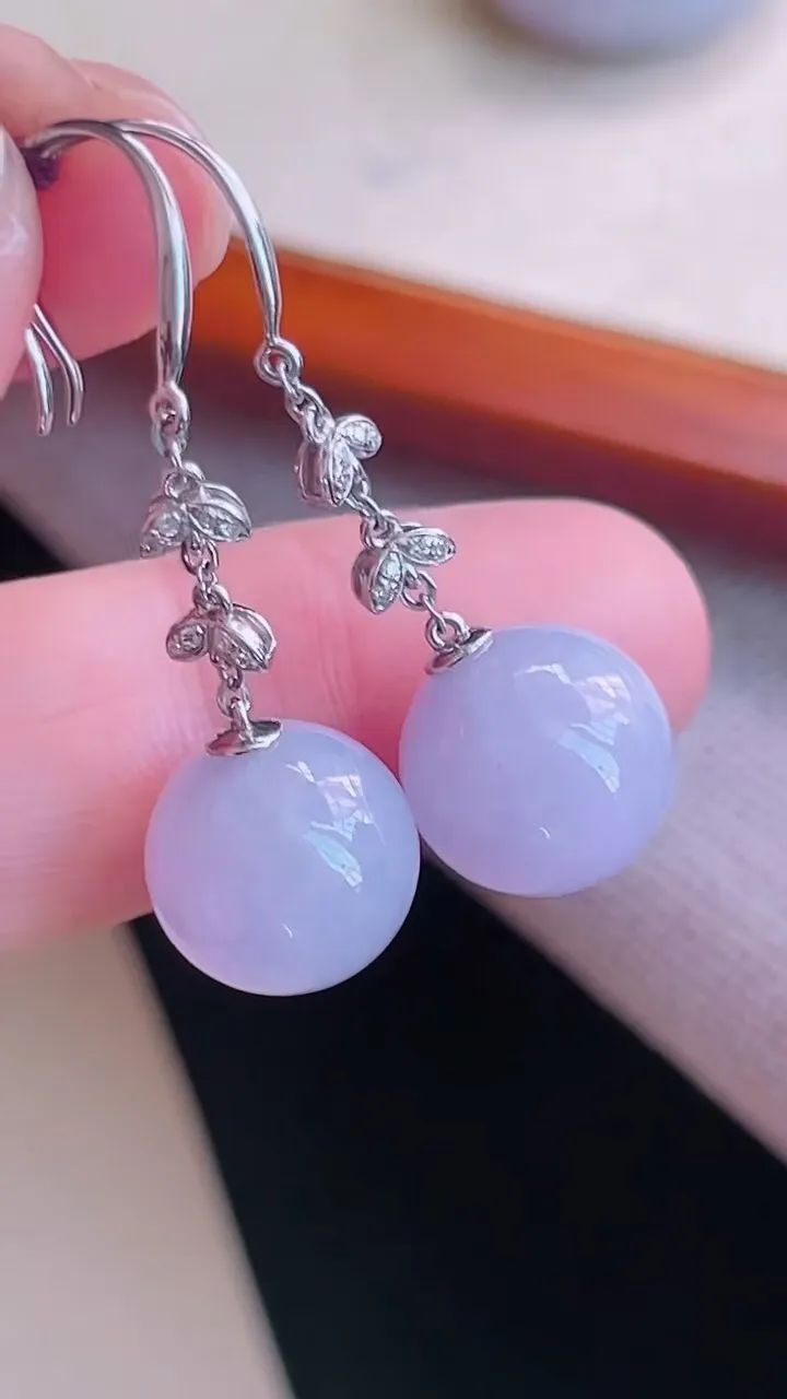 【翡翠名称】18K金镶钻冰紫转运珠耳坠
【翡翠尺寸】裸石平均11mm/颗
【翡翠描述】宝贝种老水足，玉质细腻，色泽靓丽，性价比高，佩戴效果好！
【其它赠送】权威证书/精美挂绳盒子/支持全国复检