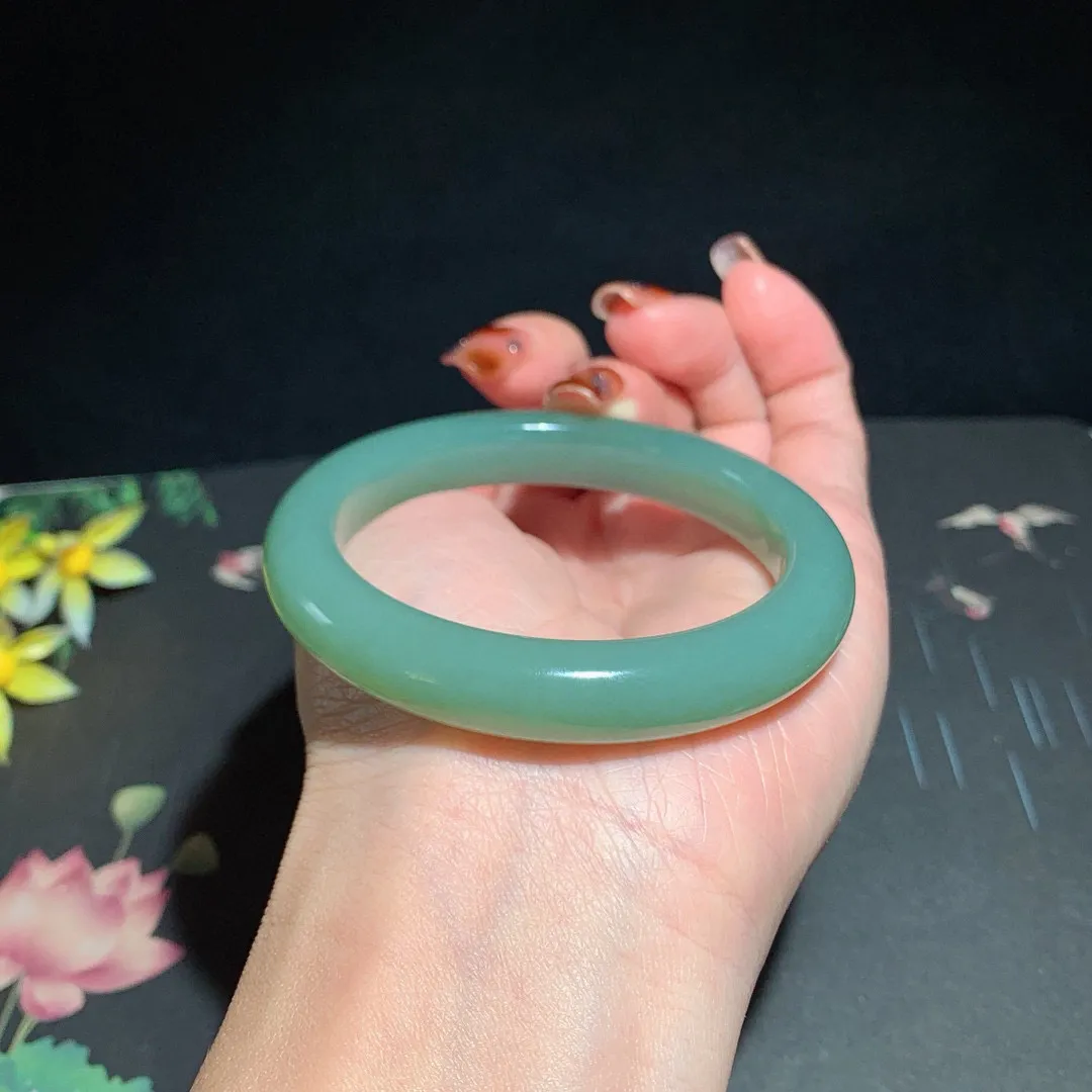 和田玉53圈口且末蓝手镯！玉质细腻油润 底色纯净 无裂无杂 脂粉好，品质高。