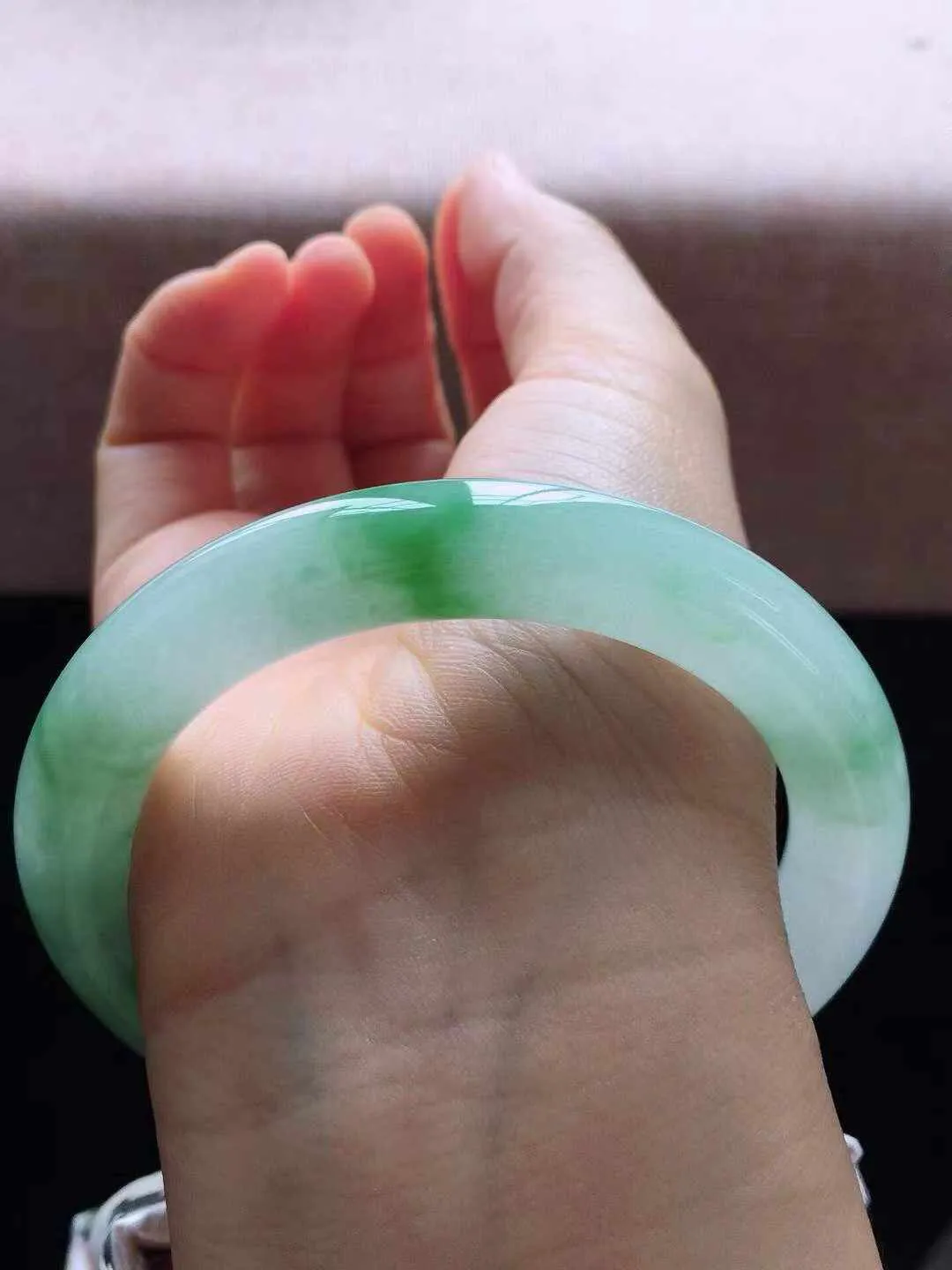 【翡翠名称】冰飘花57.6圈口圆条翡翠手镯
【翡翠尺寸】57.6*10.3*10.3mm适合57.6-60正圈口佩戴
【翡翠描述】缅甸天然翡翠A货，种老水足，玉质细腻，色泽靓丽，性价比高，佩戴效果好！