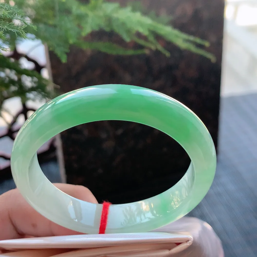 贵妃冰糯阳绿 无瑕 尺寸:55.4/12.1/7.2 色好