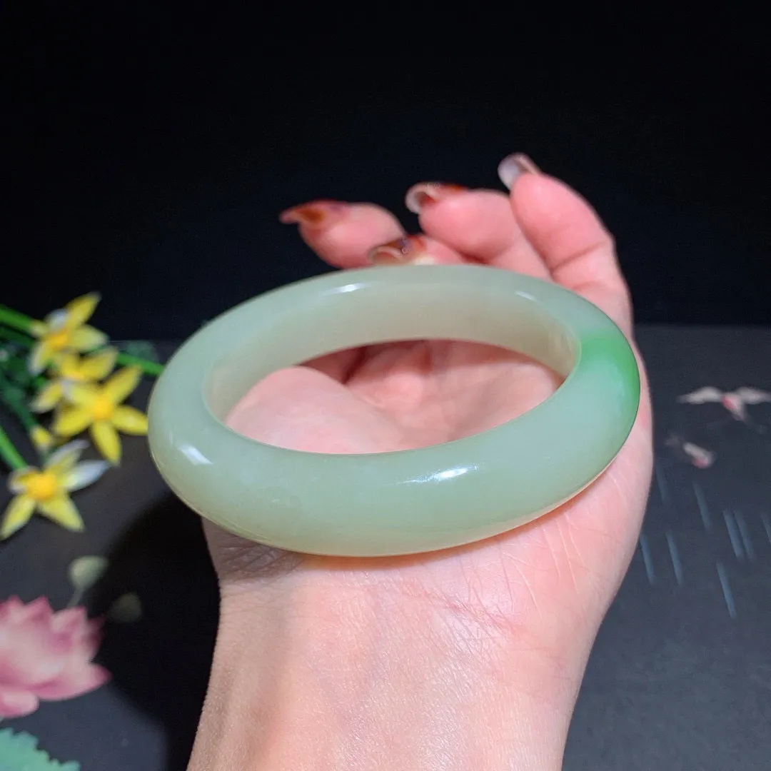 土豪款，和田玉59圈口翠青手镯！玉质细腻油润 底色纯净 无裂无杂 脂粉好，品质高