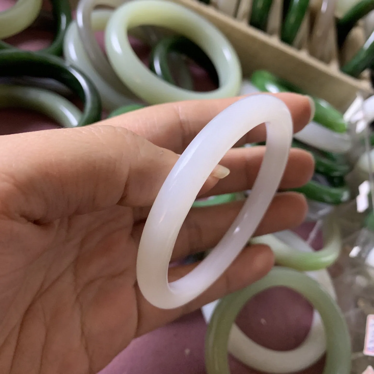 和田玉57圈口羊脂白手镯！玉质细腻油润 底色纯净 无裂无杂 脂粉好，品质好。