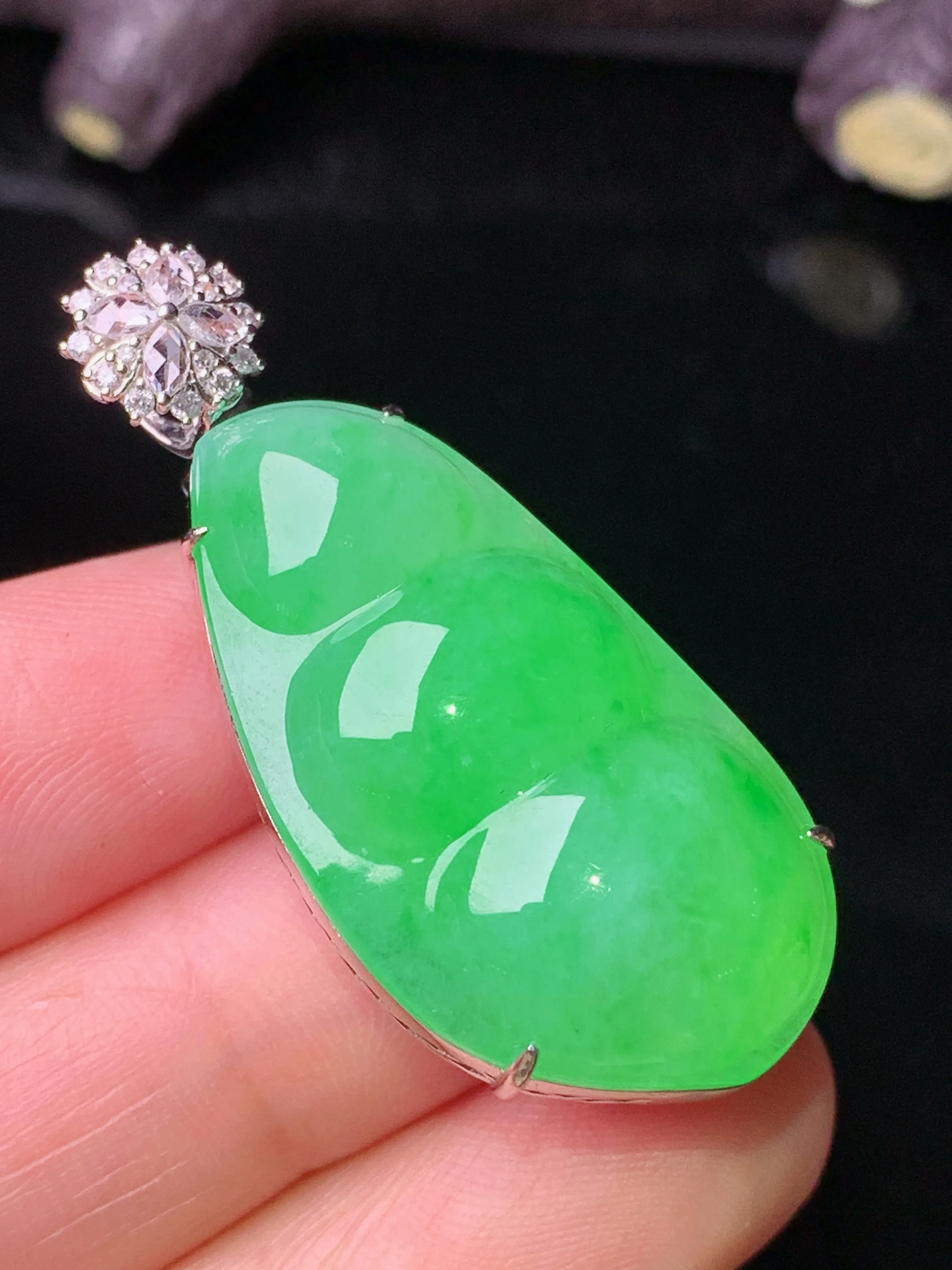 18k金钻镶嵌翠绿四季豆吊坠 玉质细腻 色泽艳丽清新 整体尺寸40*17.2*12