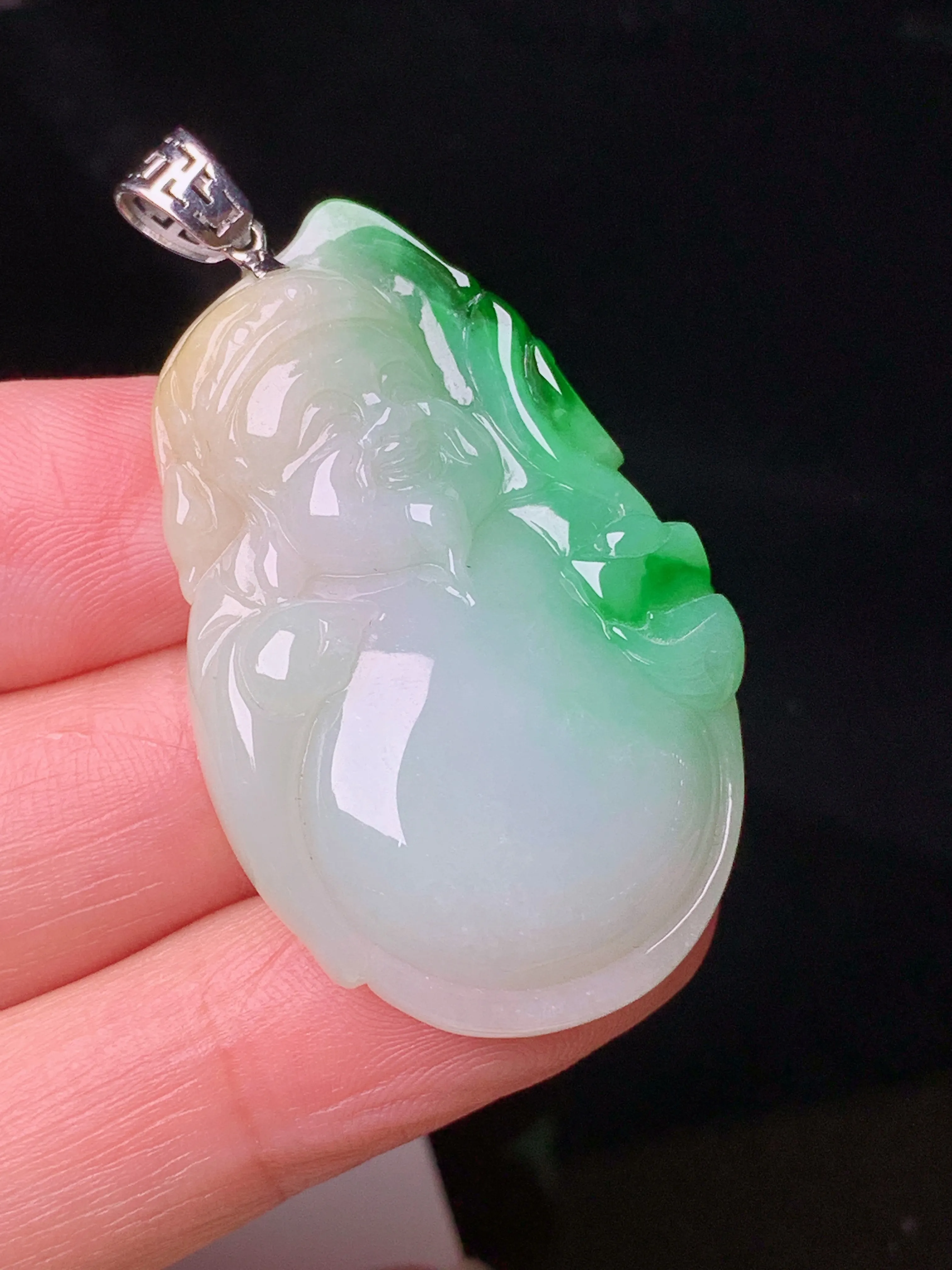 飘黄绿财神吊坠 玉质细腻 色泽艳丽清新 整体尺寸46.5*24.3*5.8