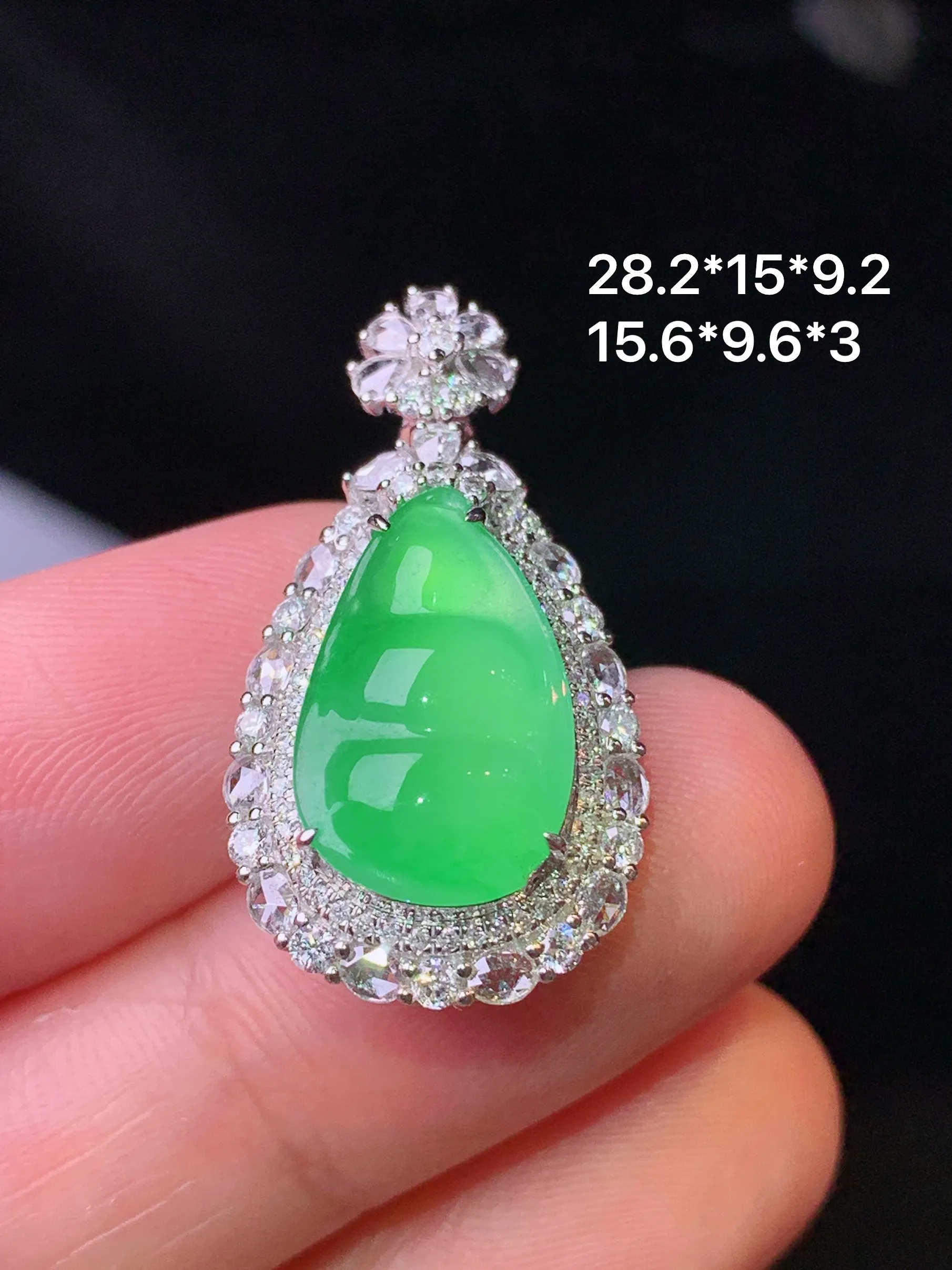 18k金钻镶嵌四季豆吊坠 玉质细腻 色泽艳丽清新 整体尺寸28.2*15*9.2