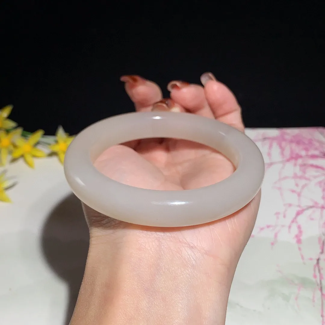 和田玉59圈口藕粉色手镯！玉质细腻油润 底色纯净 无裂无杂 脂粉好，品质好