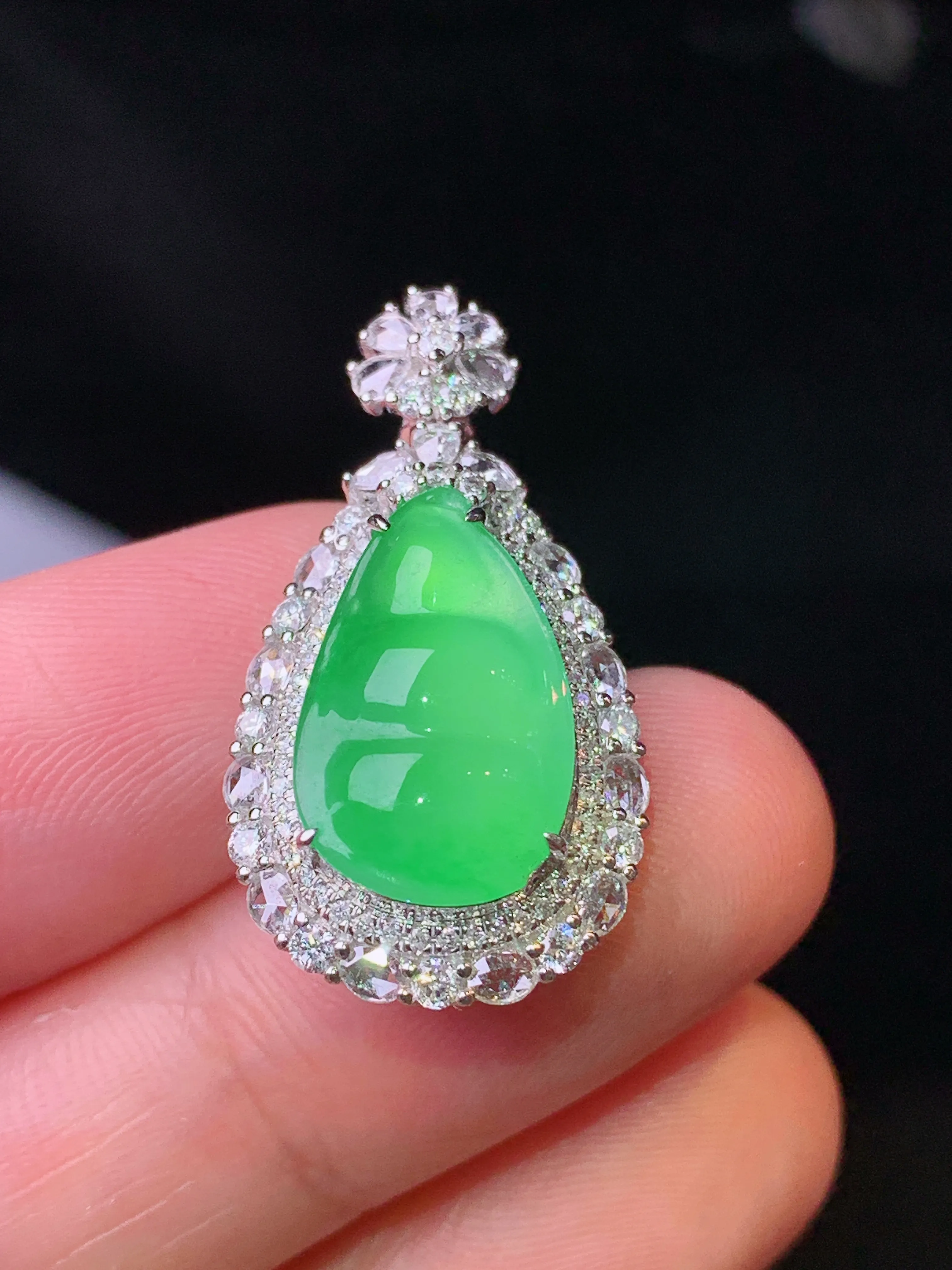 18k金钻镶嵌四季豆吊坠 玉质细腻 色泽艳丽清新 整体尺寸28.2*15*9.2