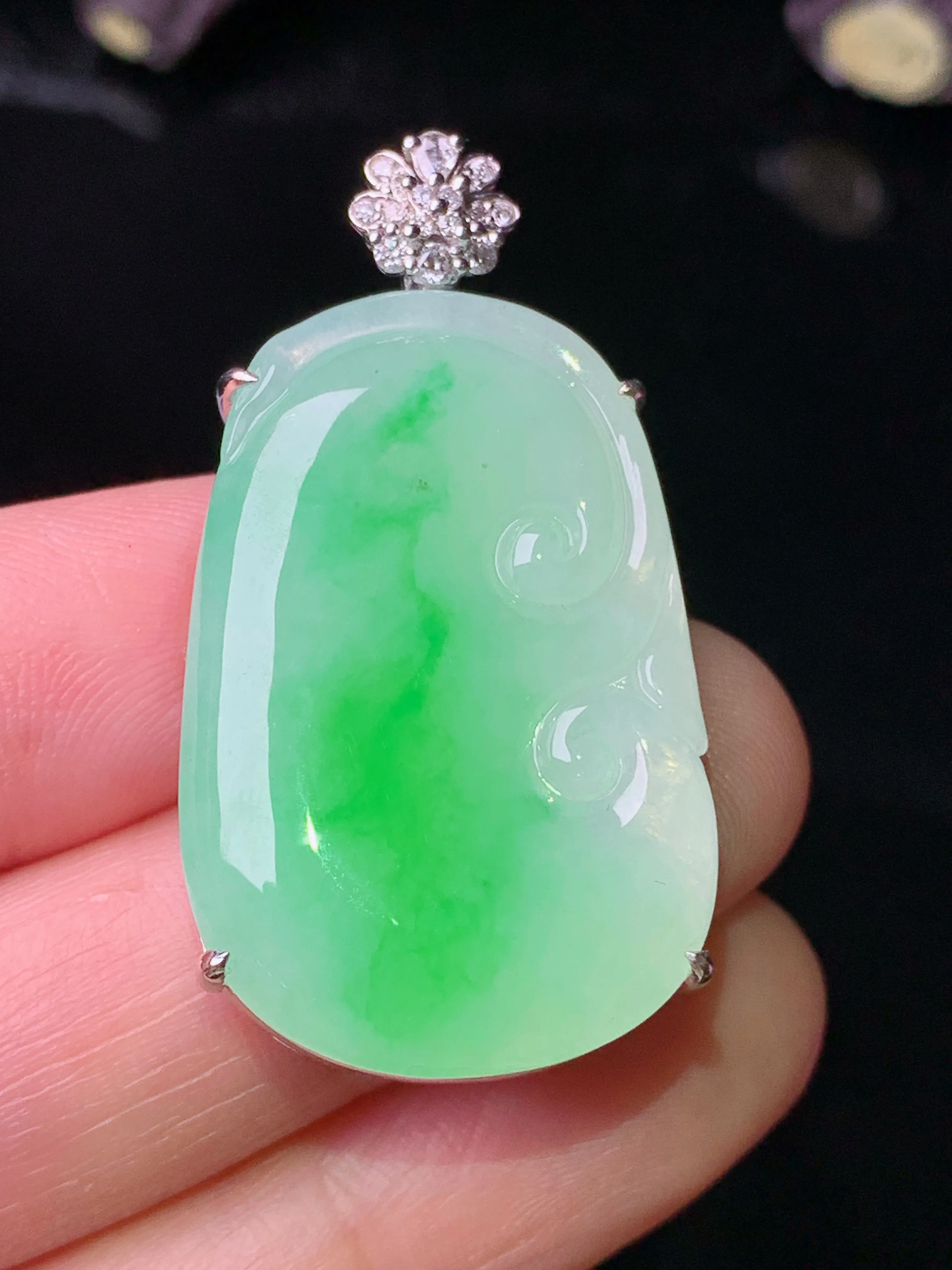 18k金钻镶嵌飘绿如意吊坠 玉质细腻 色泽艳丽清新 整体尺寸38.3*20.7*7.8