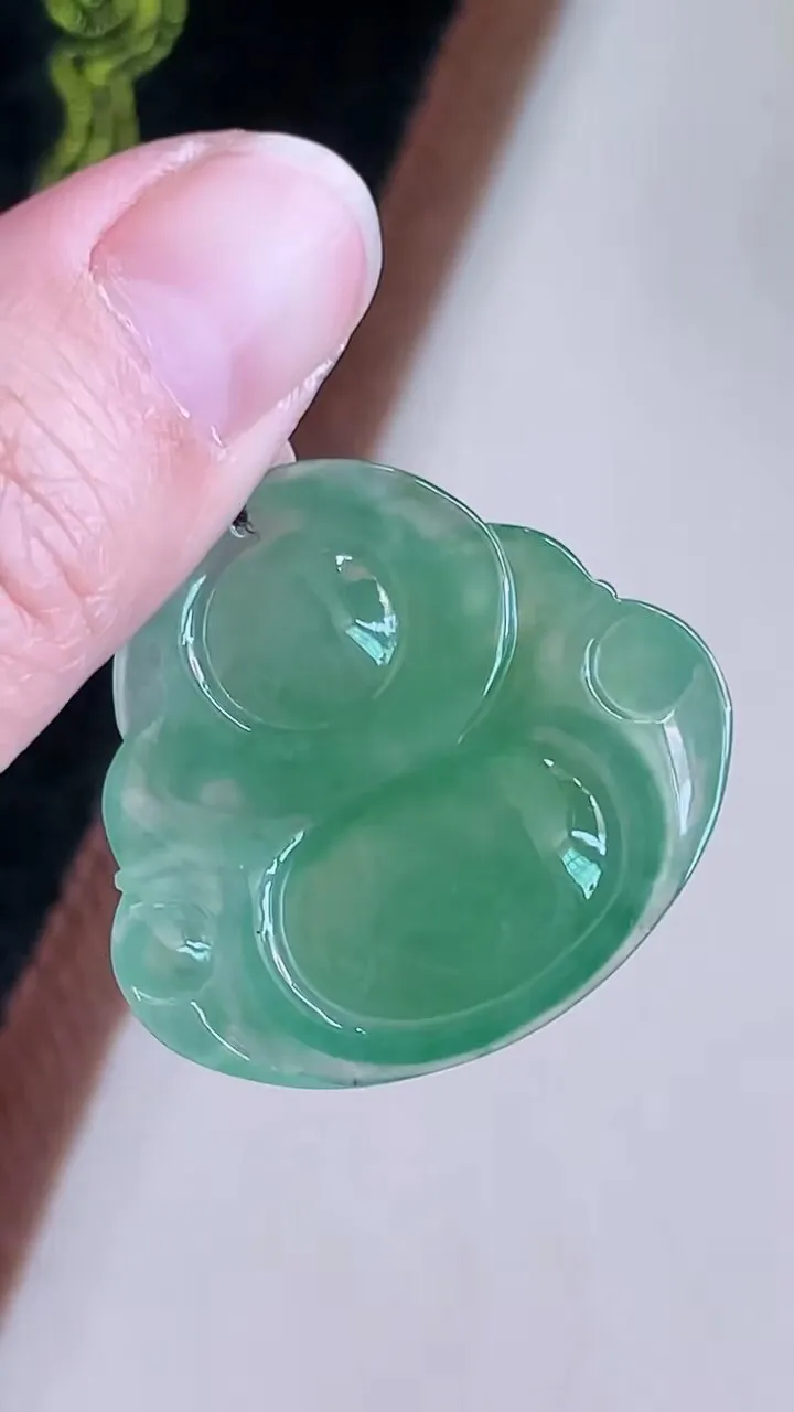 【翡翠名称】老种冰晴绿大佛公翡翠吊坠
【翡翠尺寸】30/32.4/5.4mm
【翡翠描述】宝贝种老水足，玉质细腻，色泽靓丽，性价比高，佩戴效果好！
【其它赠送】权威证书/精美挂绳盒子/支持全国复检