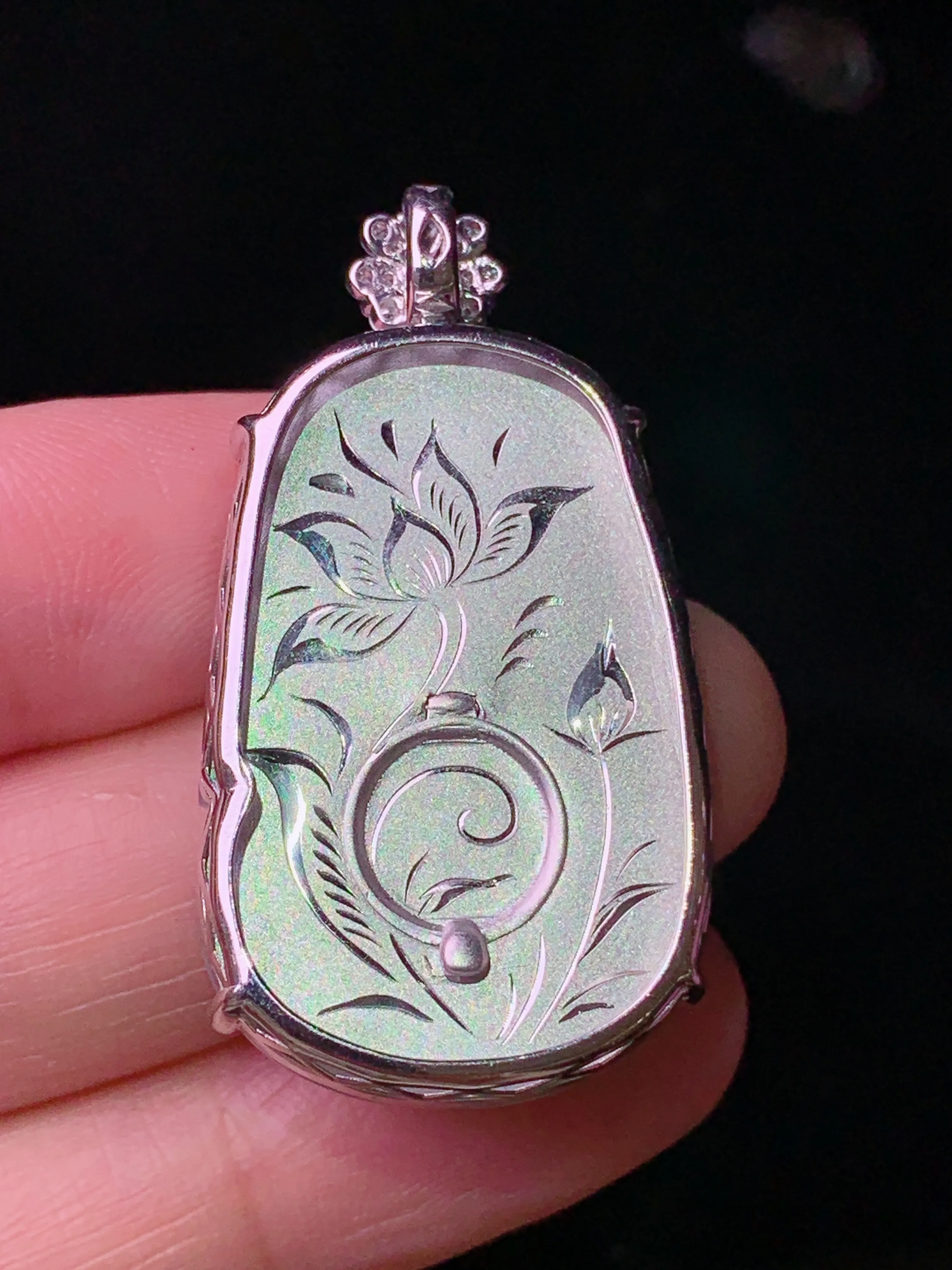 18k金钻镶嵌飘绿如意吊坠 玉质细腻 色泽艳丽清新 整体尺寸38.3*20.7*7.8