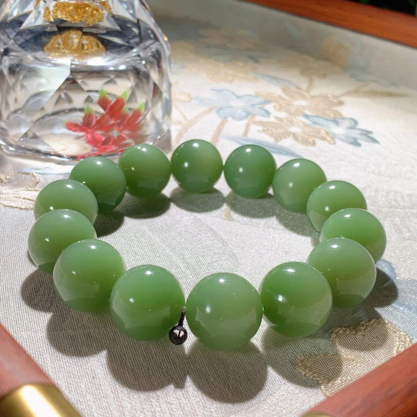 和田玉粉绿俄罗斯猫眼碧玉手串 单颗尺寸15重79克。玉质细腻油润。过灯无裂无杂无结构。手推出油。品相