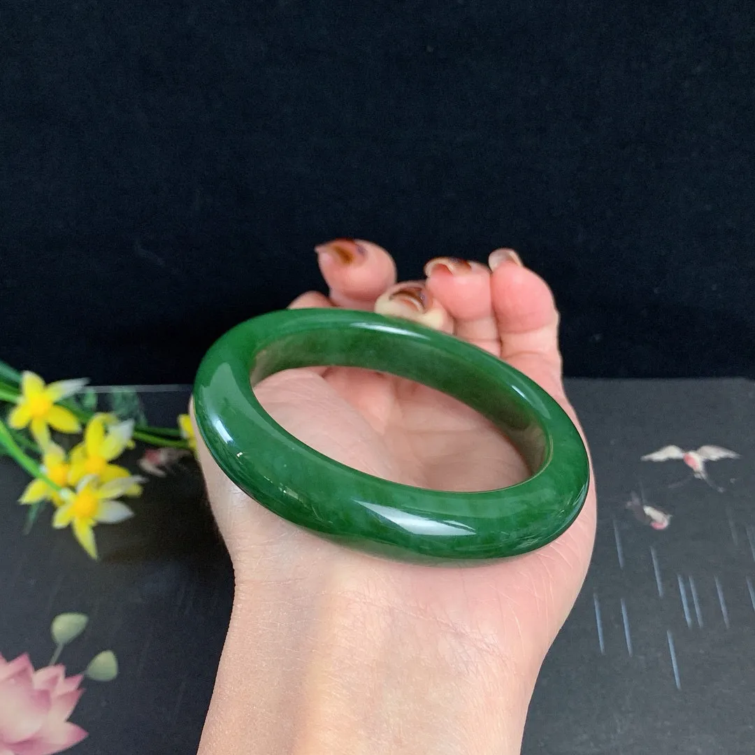 和田玉56圈口菠菜绿碧玉手镯！玉质细腻油润 底色纯净 无裂无黑 脂粉好，品质高