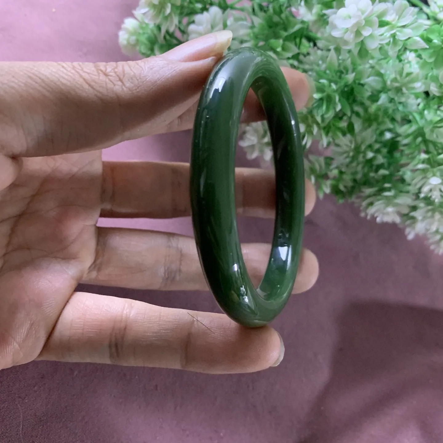 和田玉碧玉58圈口菠菜绿手镯！圈口58宽10重41.1克，玉质细腻油润 底色纯净 无裂无杂 脂粉好，品质好